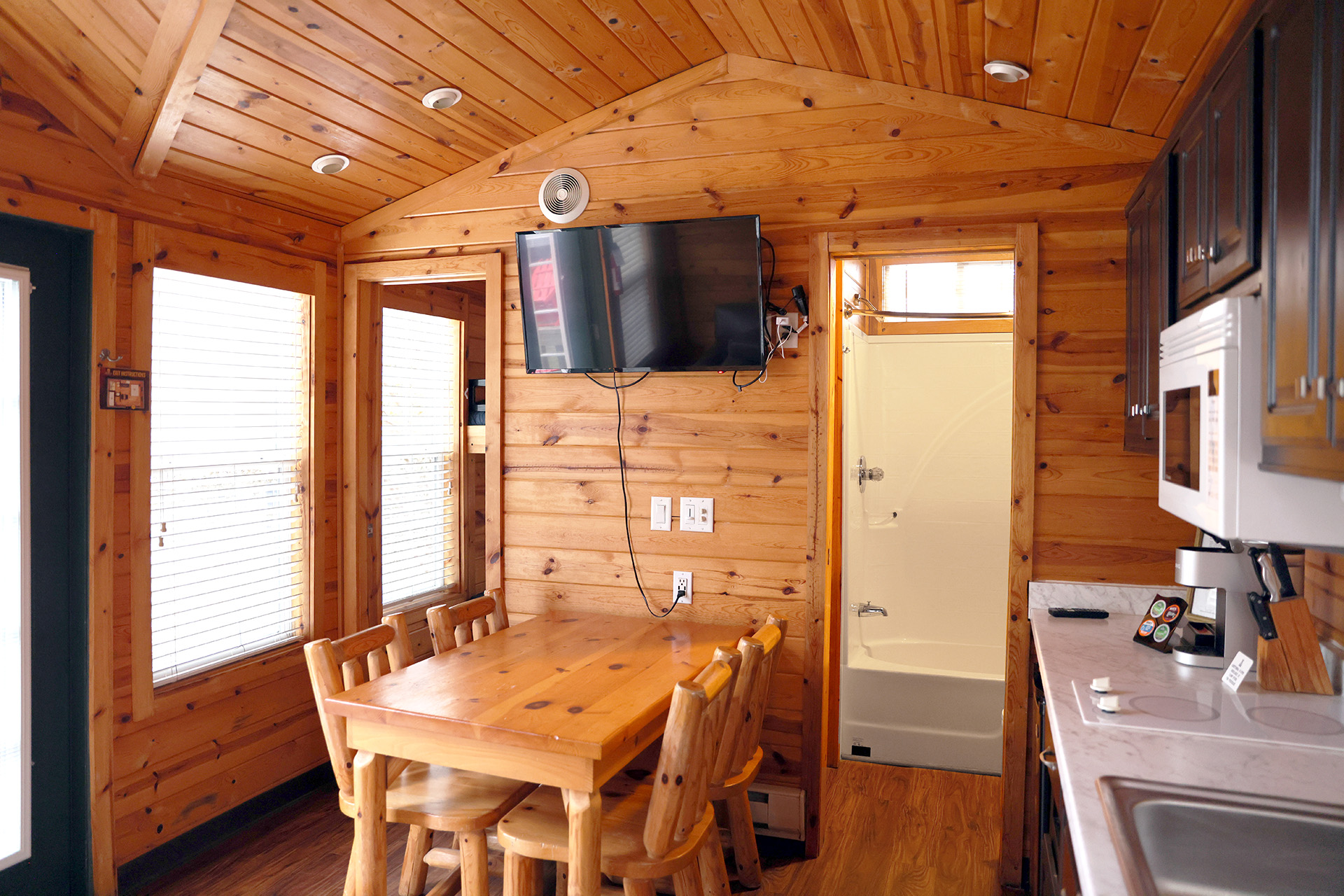 DC P1 - Deluxe Cabin, 2RM, Q+BB Pool - Sleeps 6