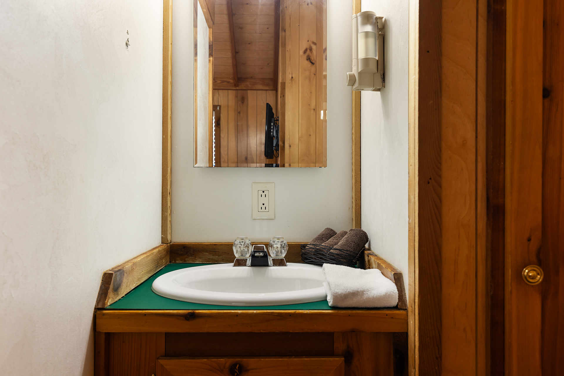 Z15 - Deluxe Cabin, 1 Room with Patio (Full Bath with Tub & Shower) – Sleeps 6