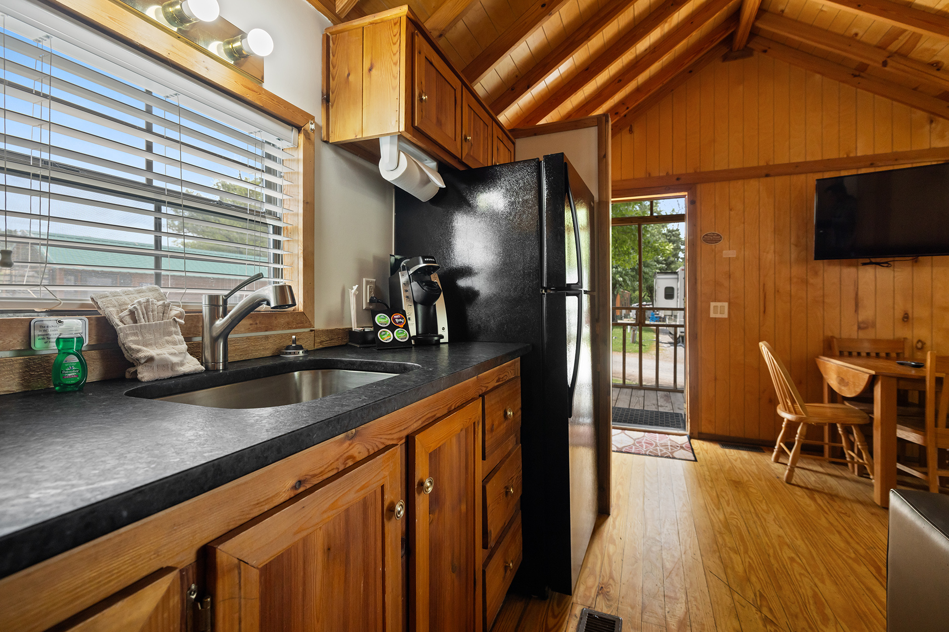 Z15 - Deluxe Cabin, 1 Room with Patio (Full Bath with Tub & Shower) – Sleeps 6