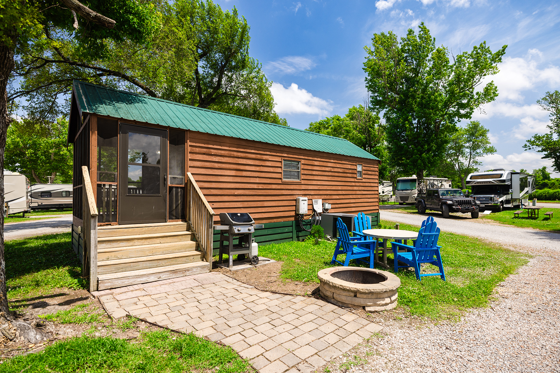 Z15 - Deluxe Cabin, 1 Room with Patio (Full Bath with Tub & Shower) – Sleeps 6