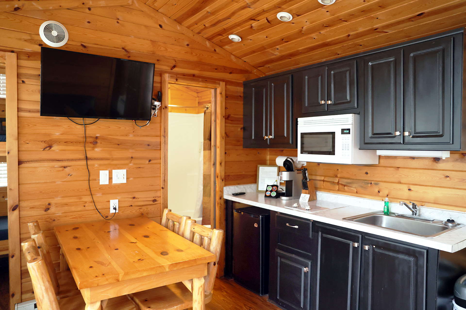 DC P1 - Deluxe Cabin, 2RM, Q+BB Pool - Sleeps 6