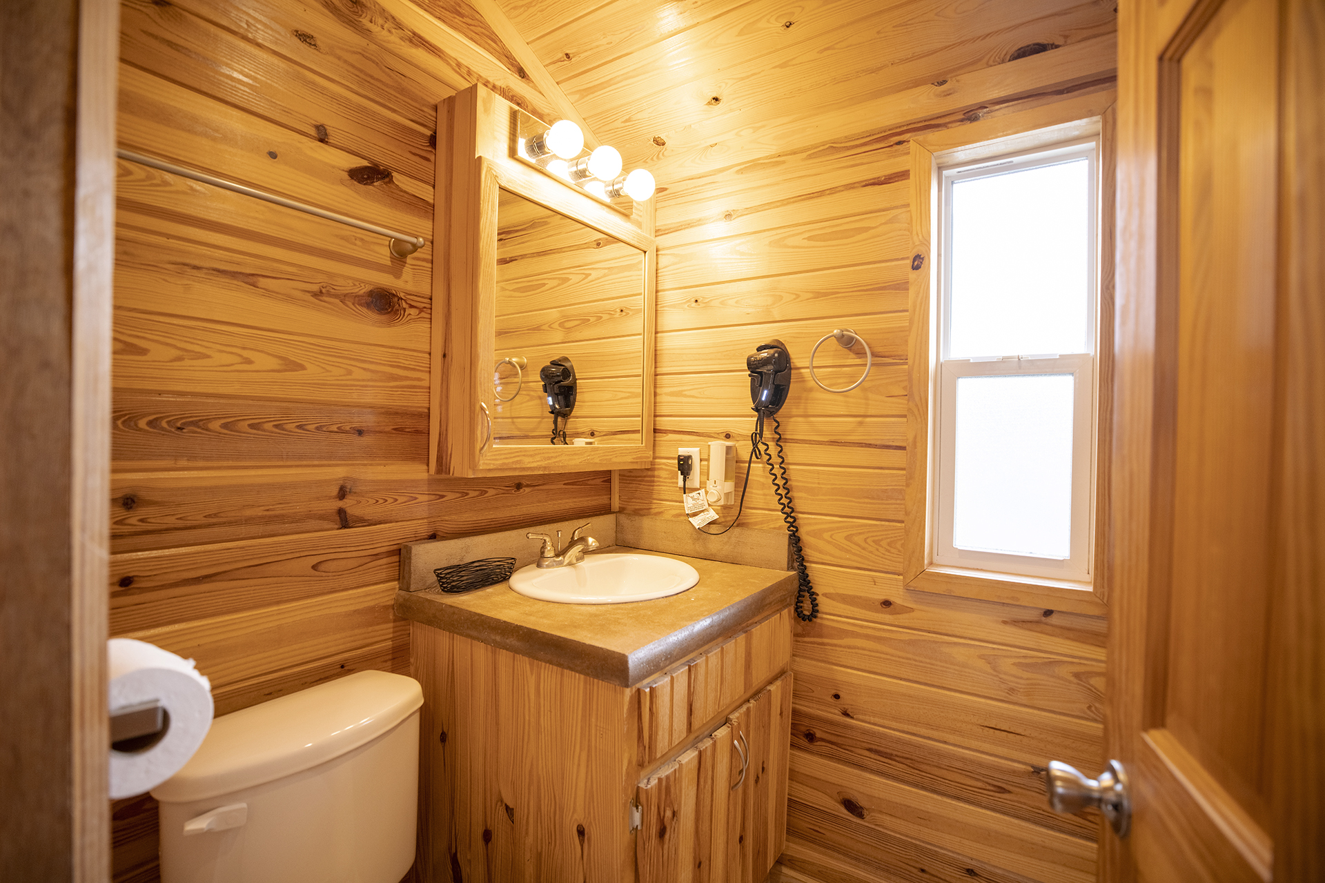 DC X14 (503) - Deluxe Cabin, 2RM, Q+BB+F - Sleeps 8