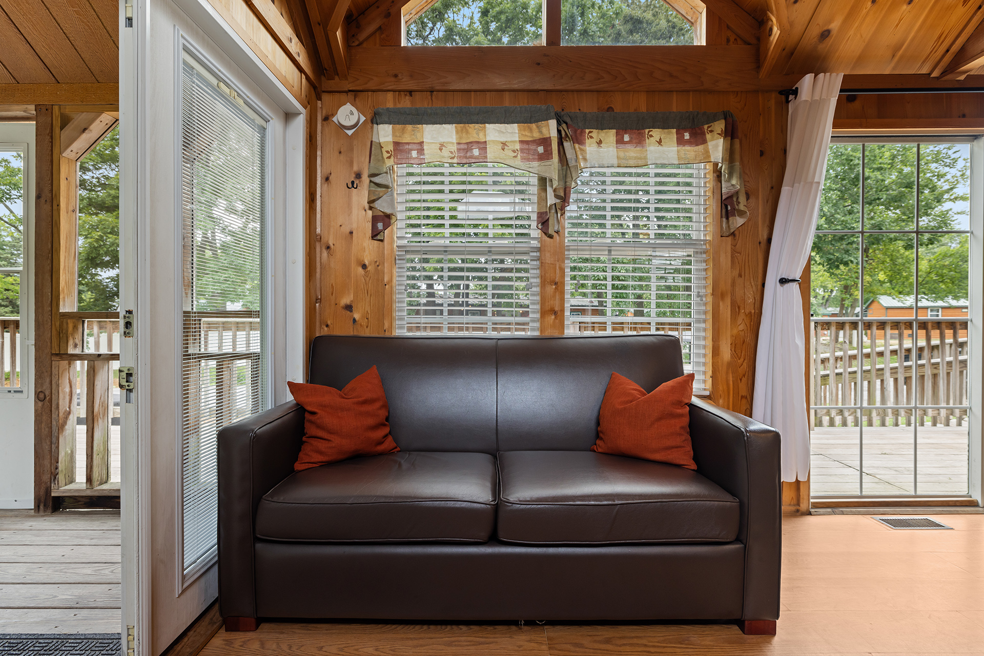 T01 - Deluxe Cabin, 1 Room with Loft (Full Bath with Shower) Accessible – Sleeps 6
