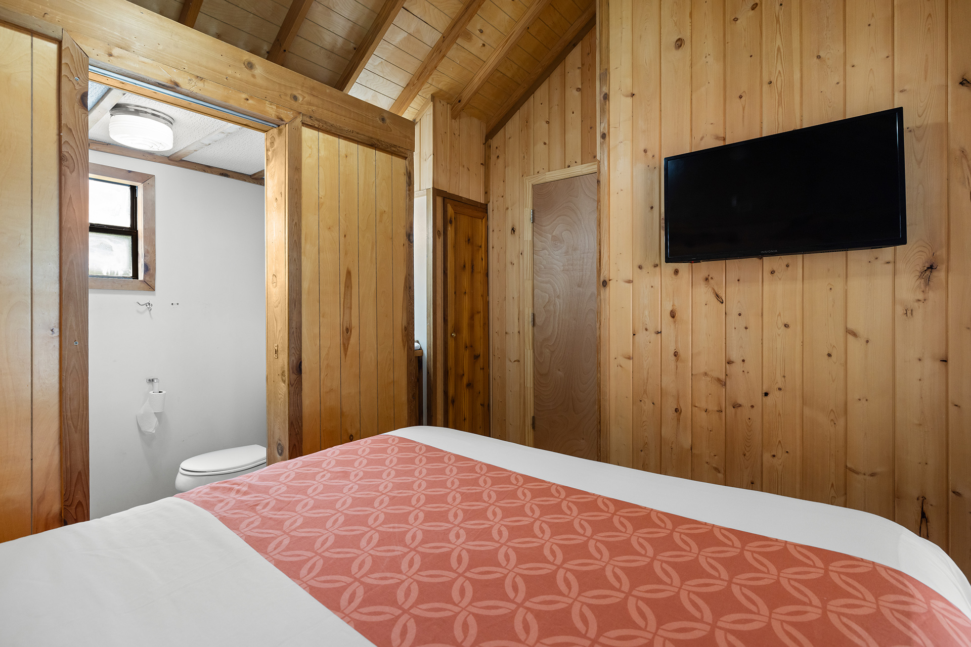 Z15 - Deluxe Cabin, 1 Room with Patio (Full Bath with Tub & Shower) – Sleeps 6
