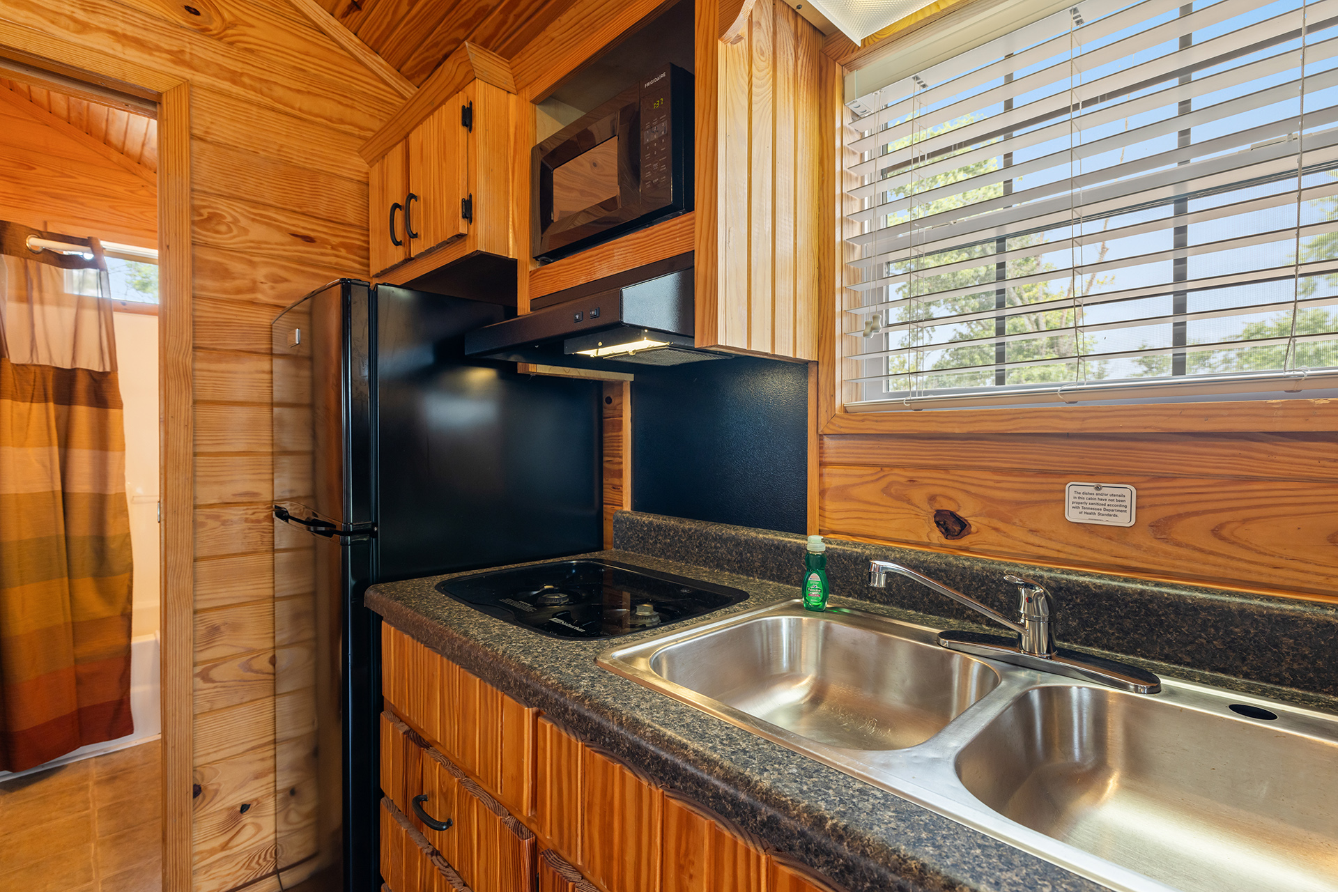 X11 - Deluxe Cabin, Studio with KOA Patio® (Full Bath with Tub & Shower) – Sleeps 4