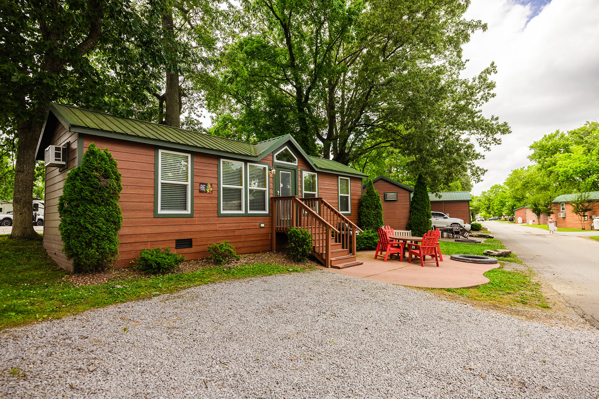 R06 - Deluxe Cabin, 2 Room (Full Bath with Tub & Shower) – Sleeps 8