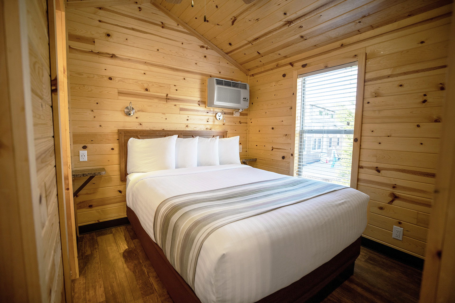 DC R2 - Deluxe Cabin, 2RM, 2Q - Sleeps 6