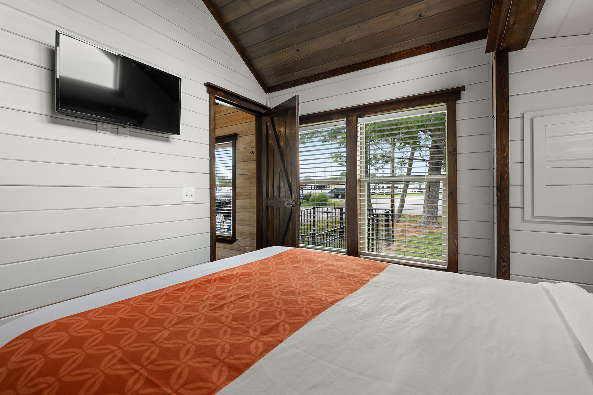 U37 - Deluxe Cabin, 1 Room with Triple Bunk and KOA Paw Pen (Full Bath with Shower) - Sleeps 7