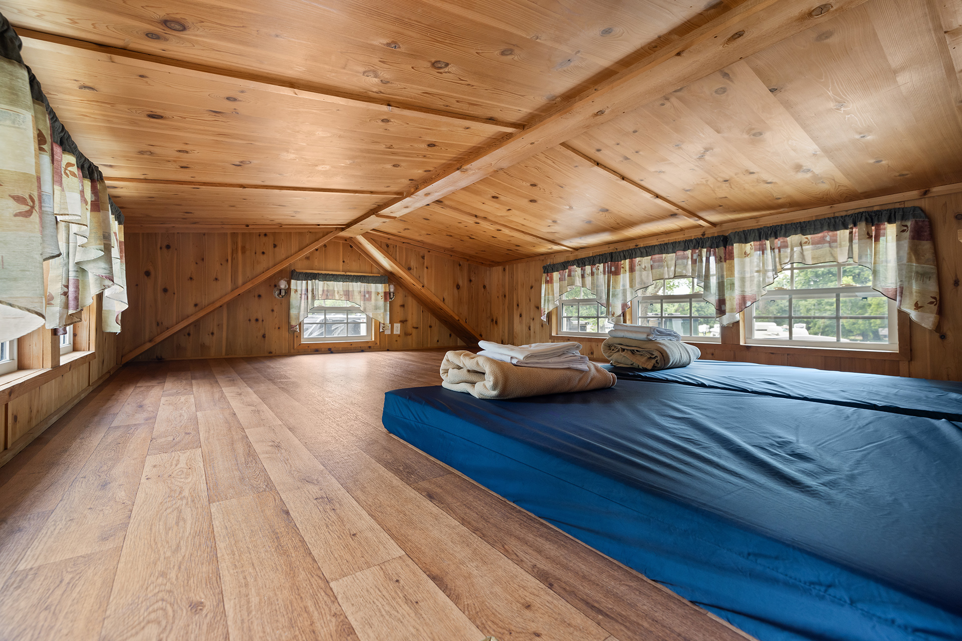 T01 - Deluxe Cabin, 1 Room with Loft (Full Bath with Shower) Accessible – Sleeps 6