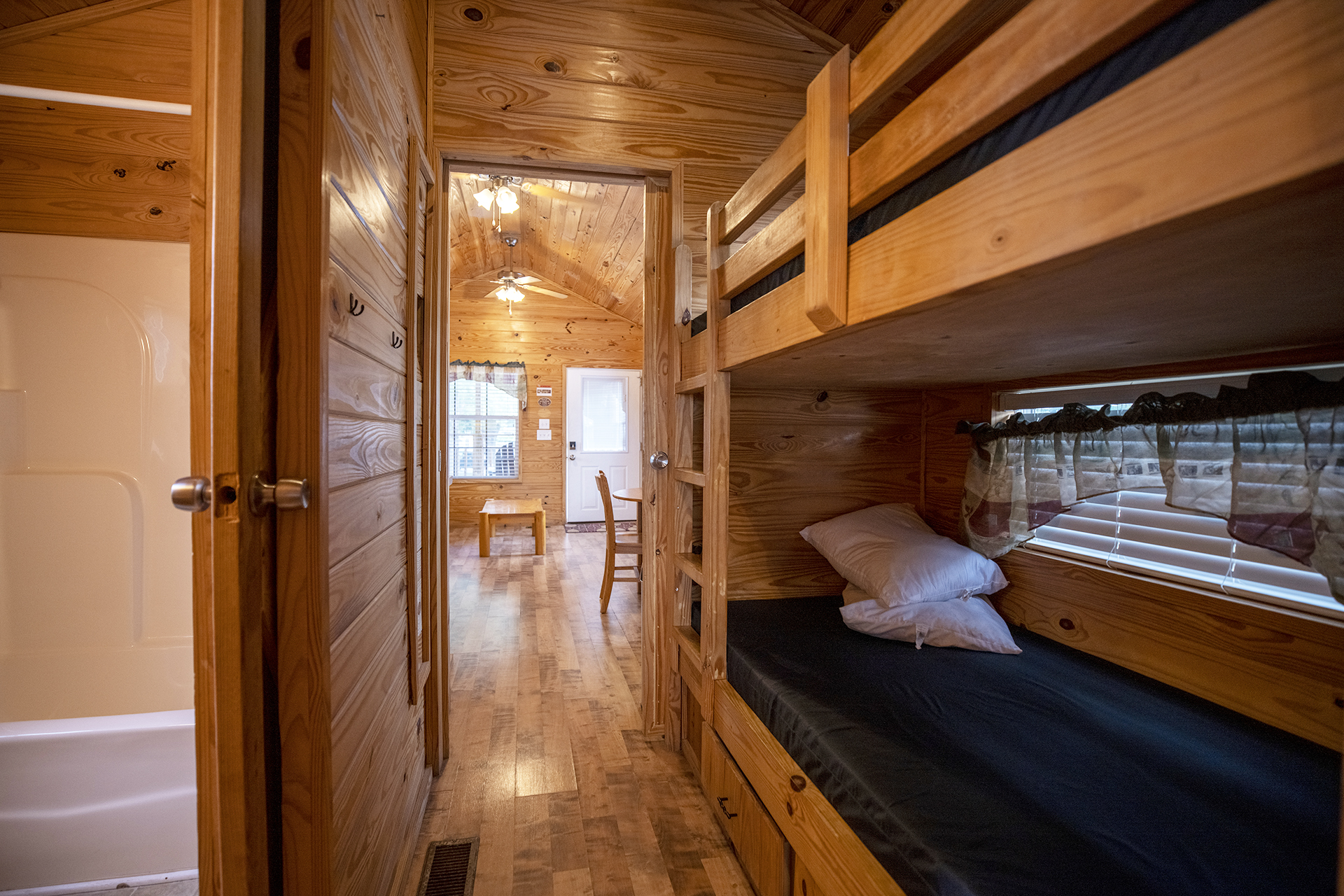 DC X10 (507) - Deluxe Cabin, 1 Room, Q+BB - Sleeps 6
