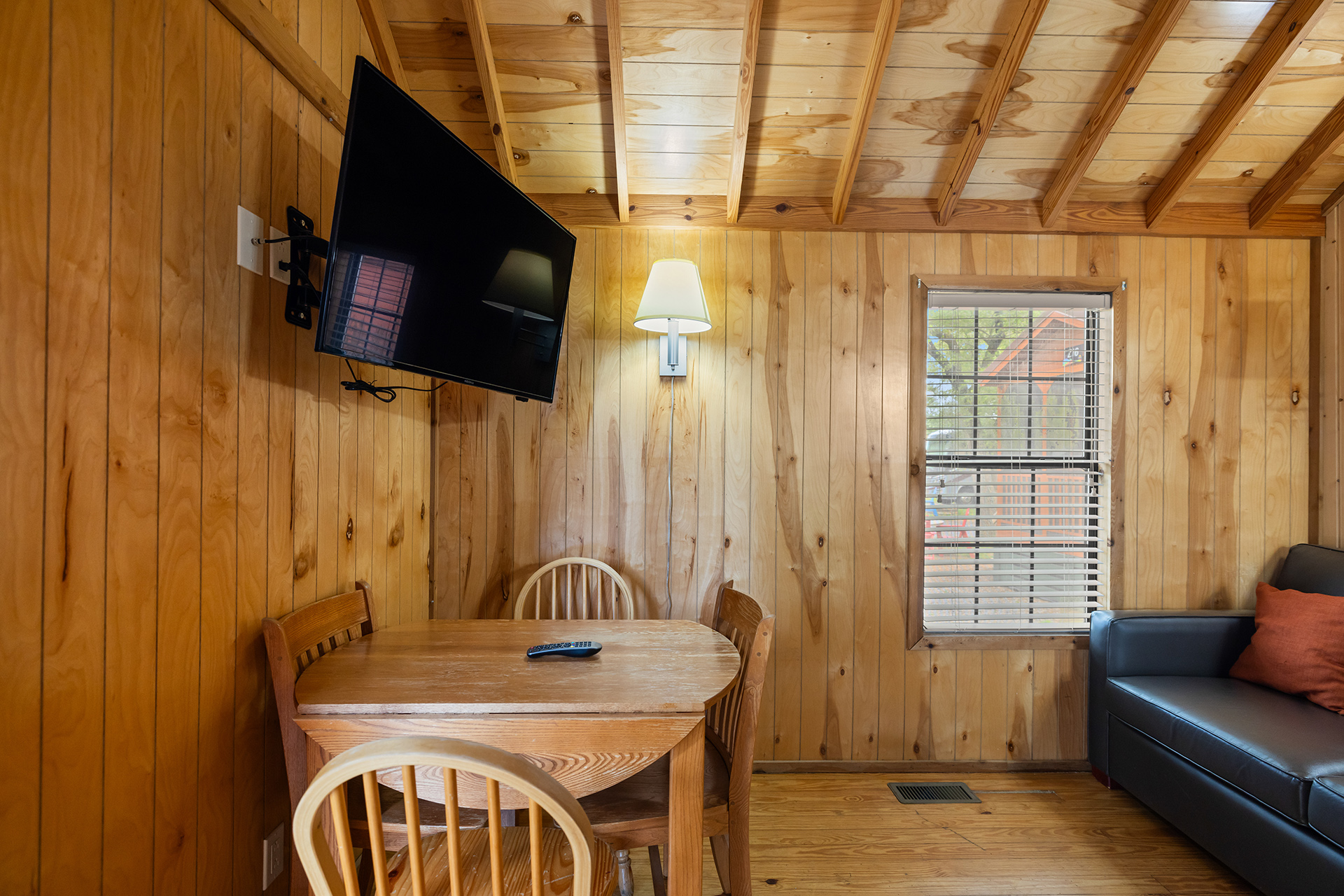 Z15 - Deluxe Cabin, 1 Room with Patio (Full Bath with Tub & Shower) – Sleeps 6