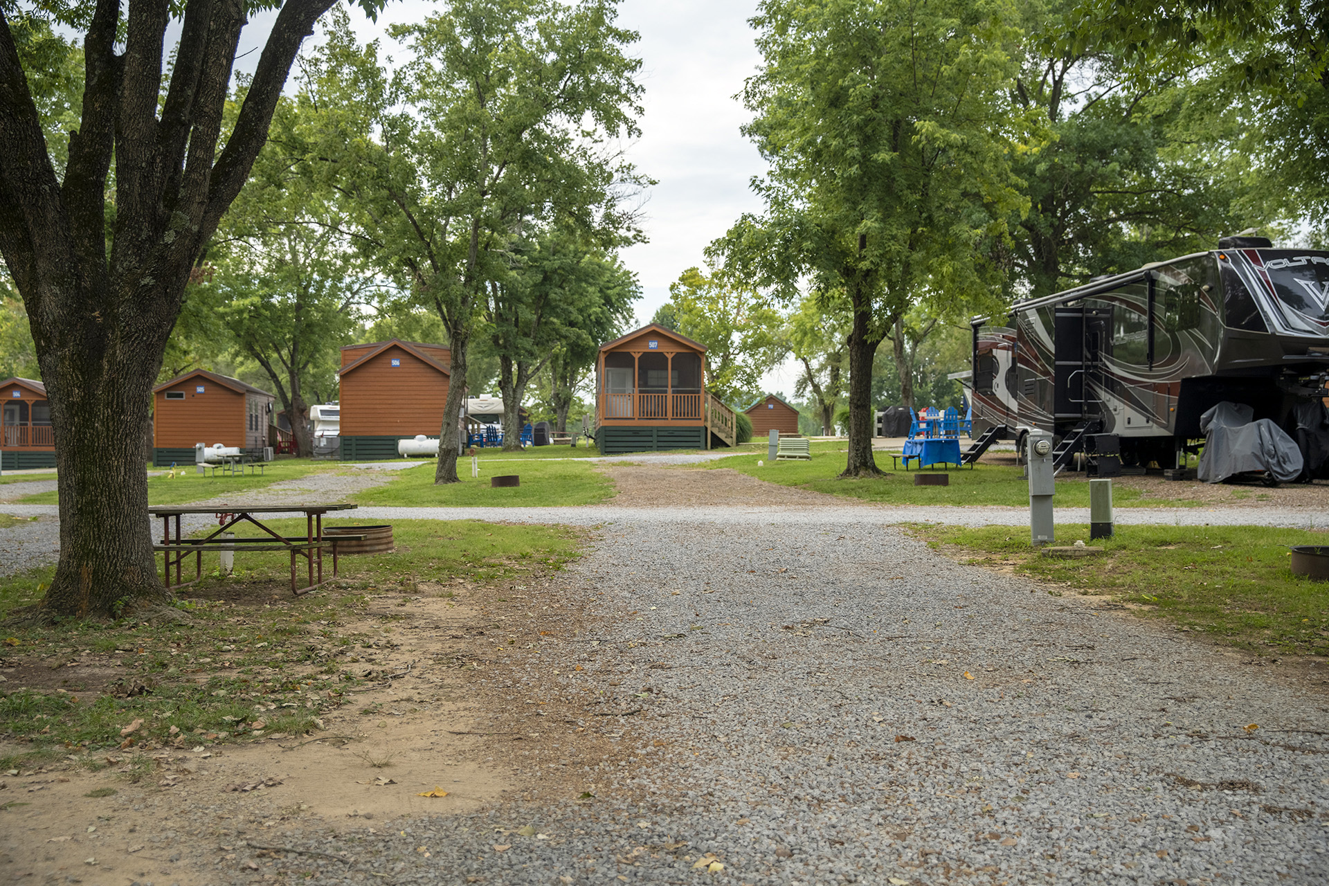 RV V25 (311), Pull-Thru 50 AMPS FHU (Extra Parking)