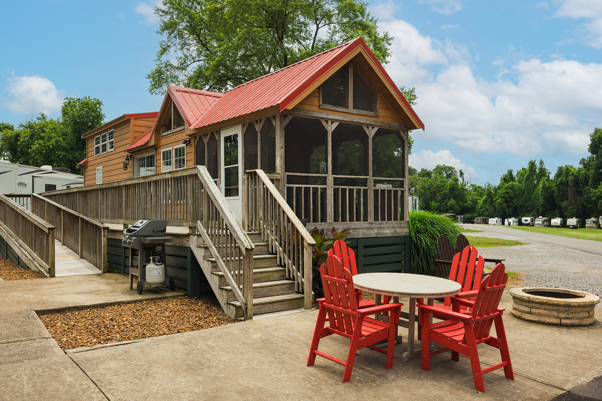 T01 - Deluxe Cabin, 1 Room with Loft (Full Bath with Shower) Accessible – Sleeps 6
