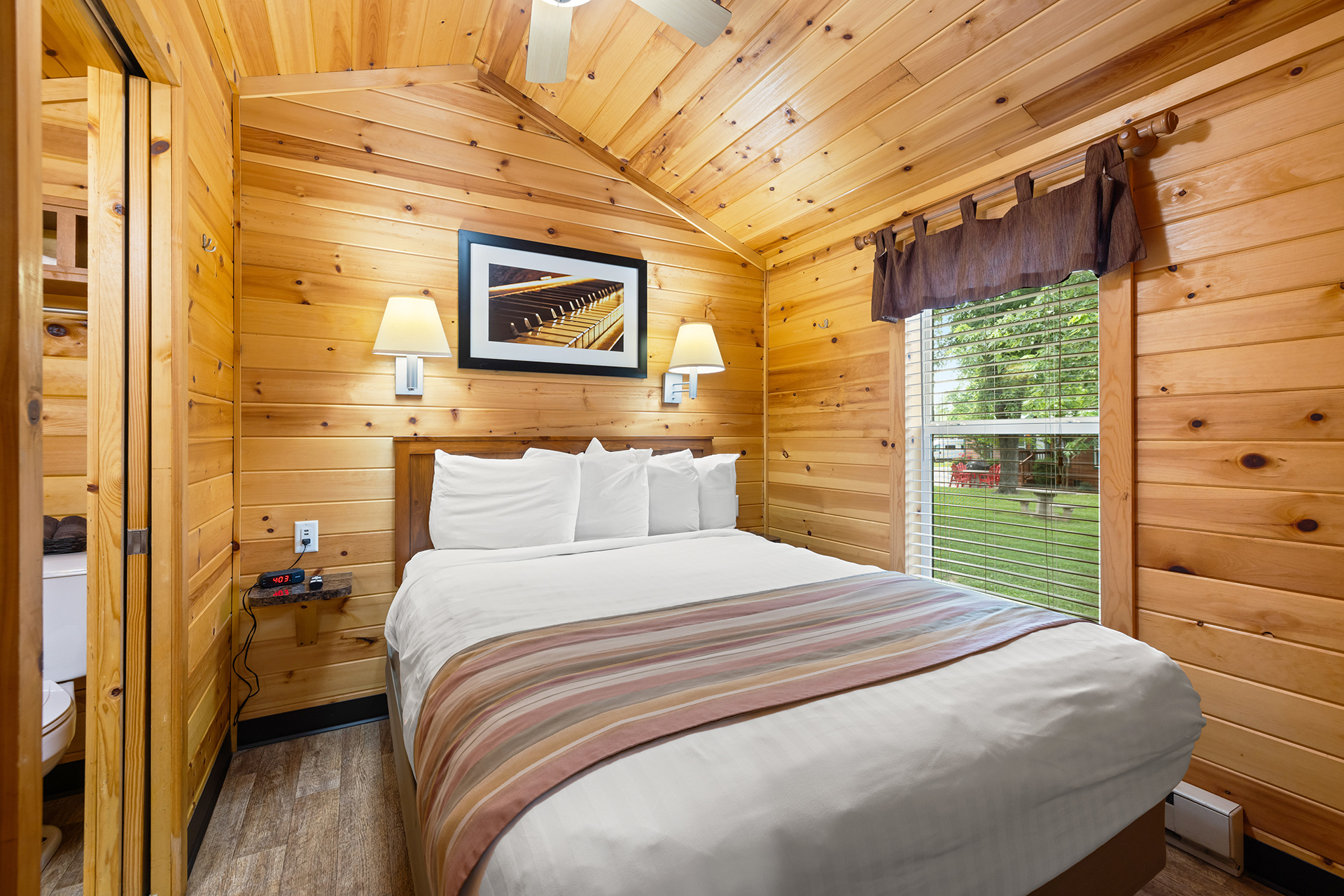 R23 - Deluxe Cabin, 2 Room (Full Bath & Half Bath) – Sleeps 6