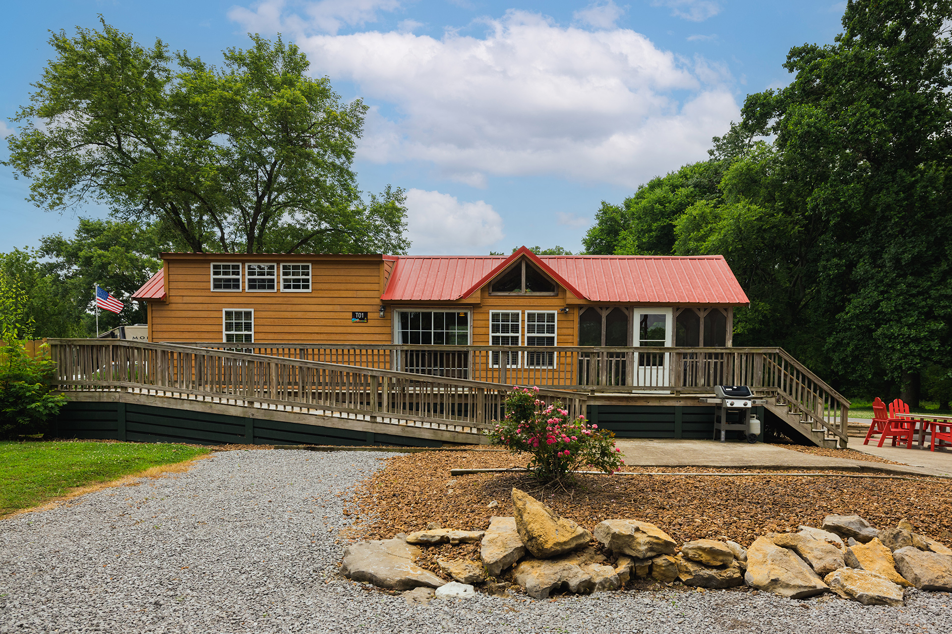 T01 - Deluxe Cabin, 1 Room with Loft (Full Bath with Shower) Accessible – Sleeps 6