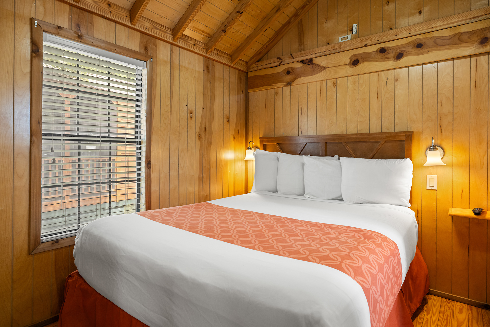 Z15 - Deluxe Cabin, 1 Room with Patio (Full Bath with Tub & Shower) – Sleeps 6