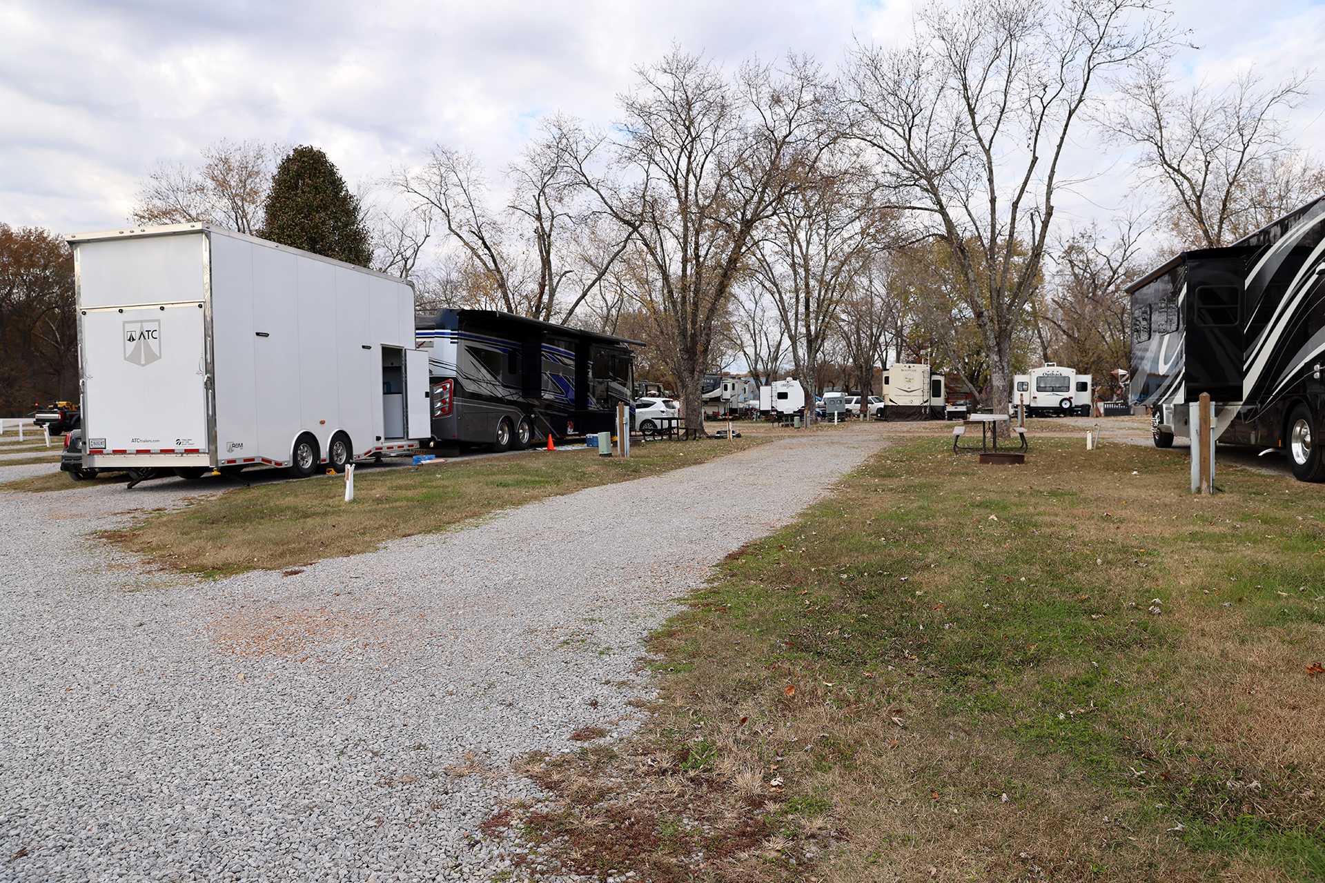 RV W09 (427), Pull-Thru 50/30 AMPS FHU, Xtra-Long
