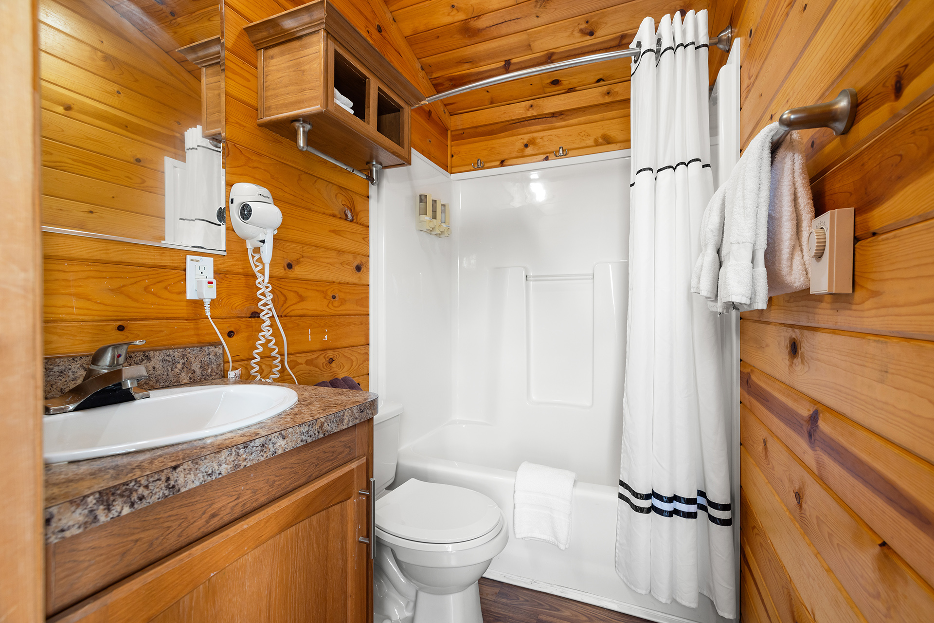 C27 - Deluxe Cabin, 2 Room (Full Bath with Tub & Shower) – Sleeps 8