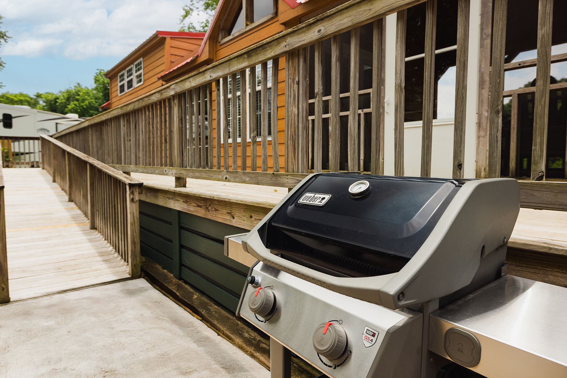 T01 - Deluxe Cabin, 1 Room with Loft (Full Bath with Shower) Accessible – Sleeps 6