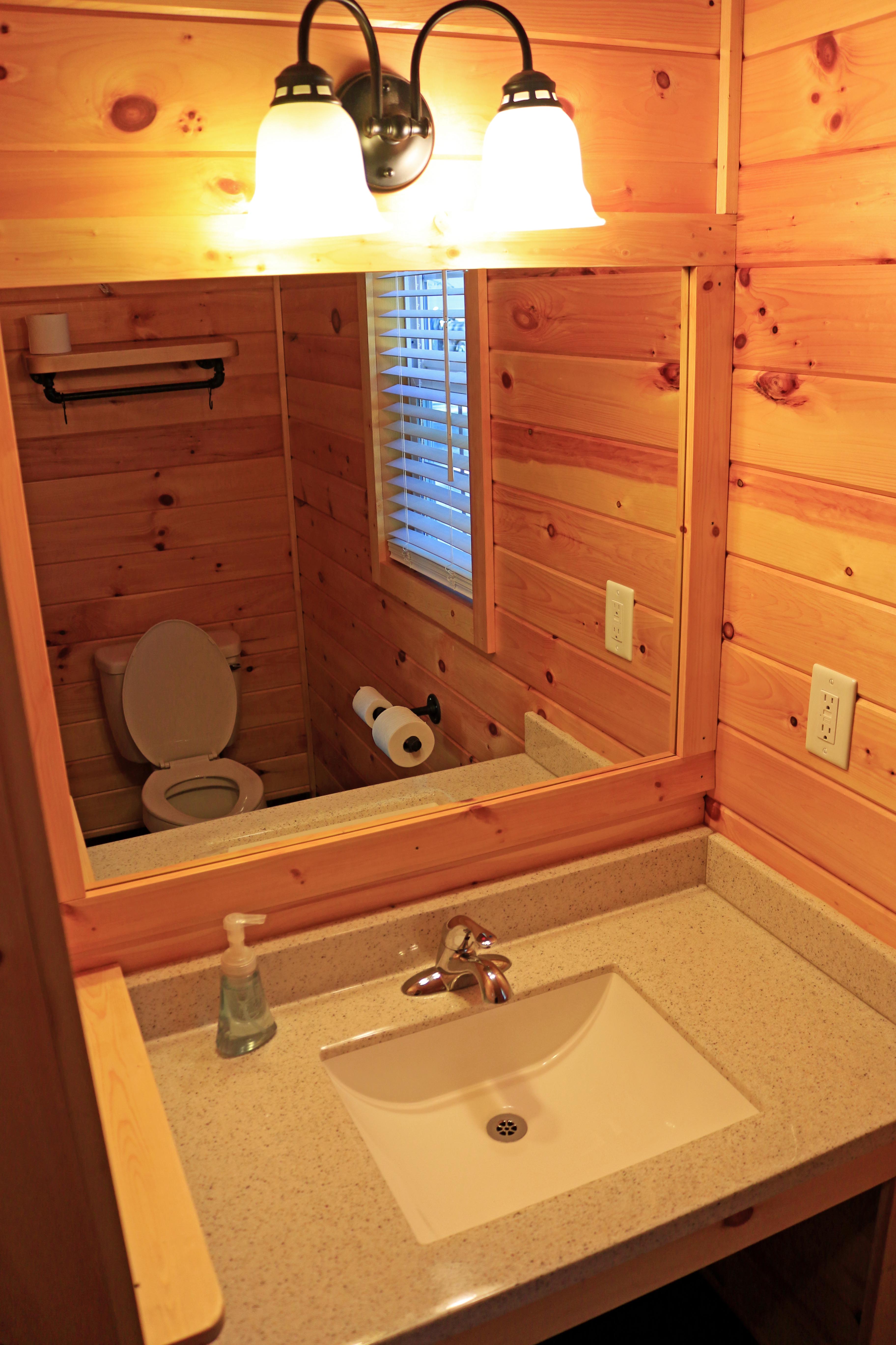 Deluxe Cottage 1/2 Bathroom