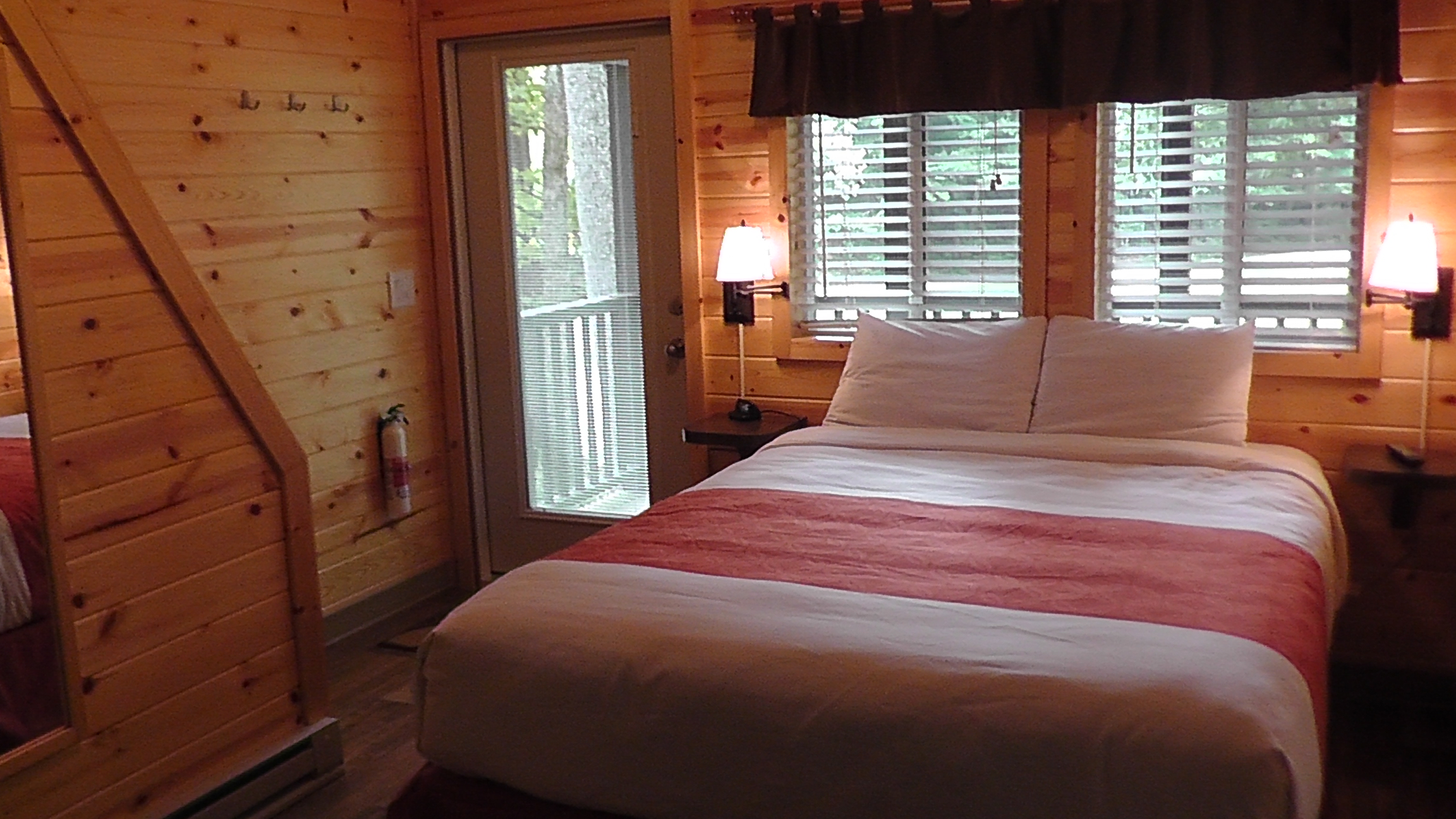 Deluxe Cabin (Studio) Queen bed