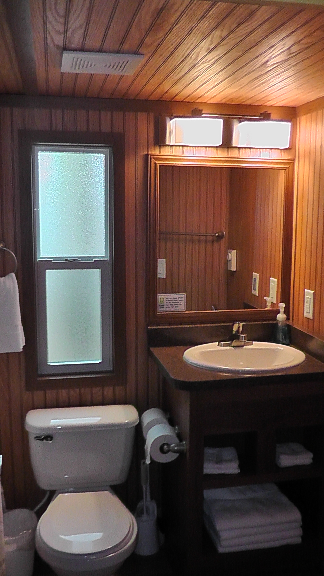 Deluxe Cabin (Studio) Full Bathroom