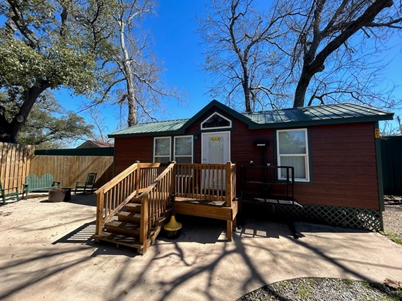 Handicap Deluxe Lodge 1 with Wheelchair Lift. Sleeps 4.