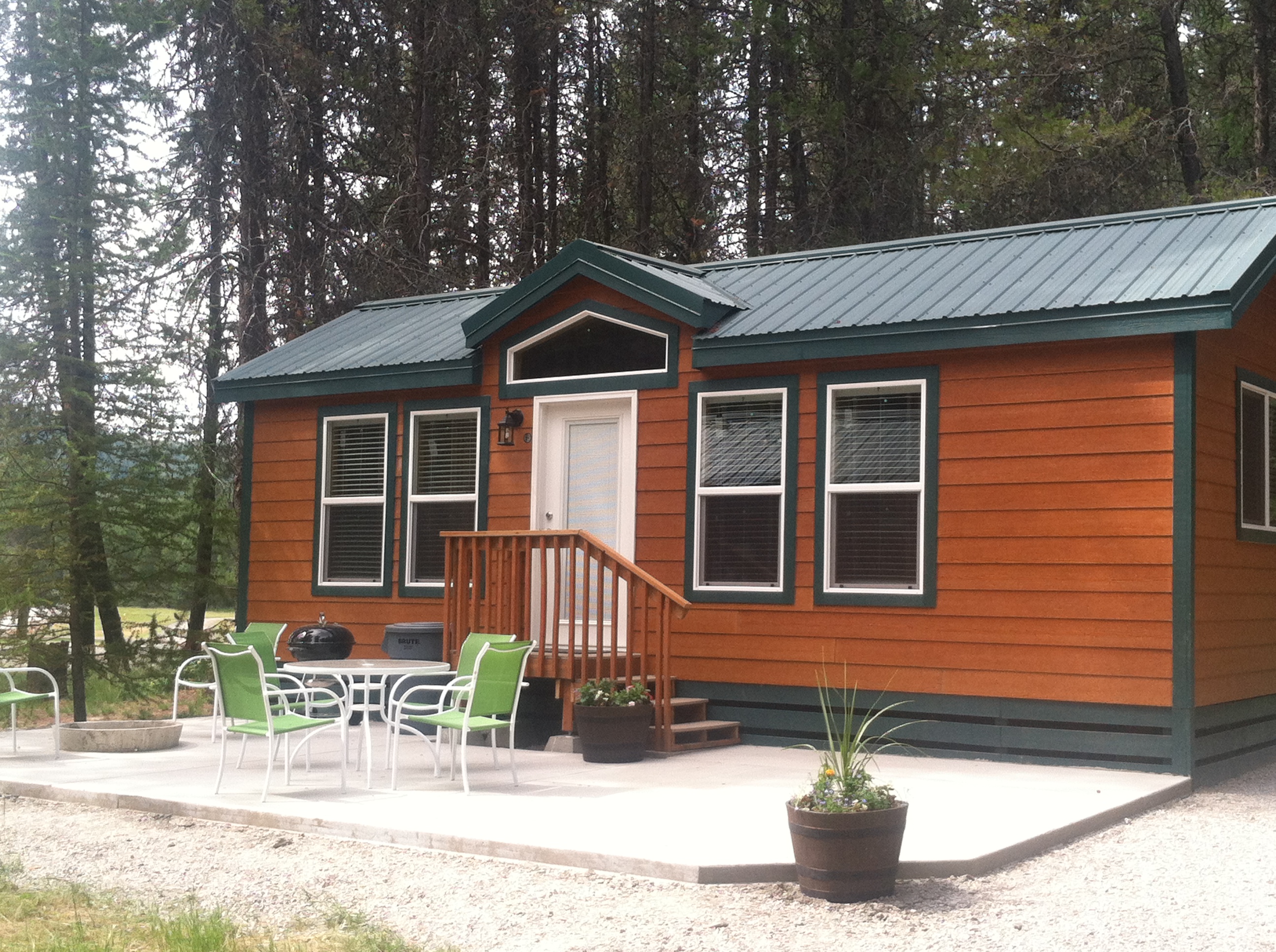 Deluxe cabin. Sleeps 6.  Dl #1. No pets.