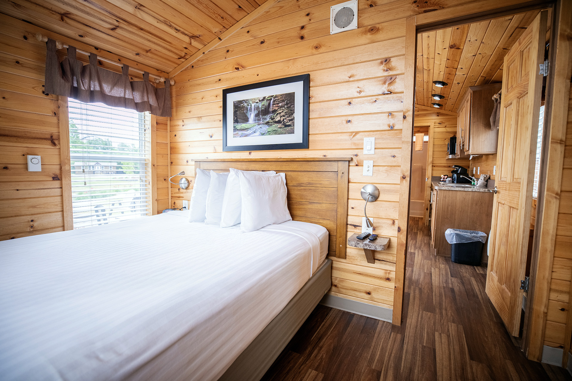 C47 - Deluxe Cabin, 2 Room Near Rec & Pool (Full Bath with Tub & Shower) - Sleeps 6