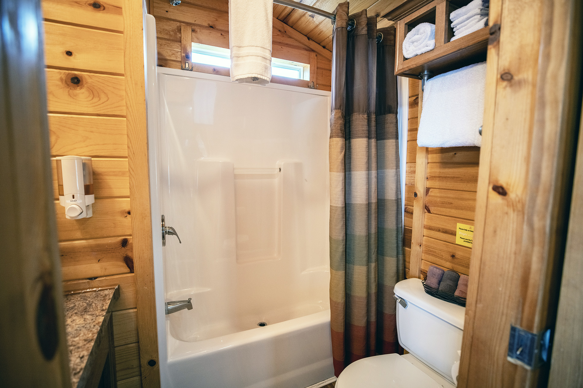 C47 - Deluxe Cabin, 2 Room Near Rec & Pool (Full Bath with Tub & Shower) - Sleeps 6