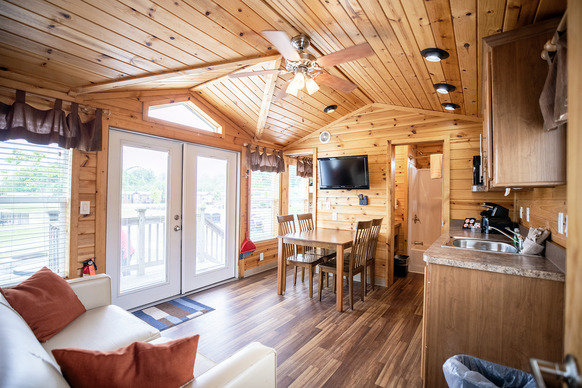 C47 - Deluxe Cabin, 2 Room Near Rec & Pool (Full Bath with Tub & Shower) - Sleeps 6