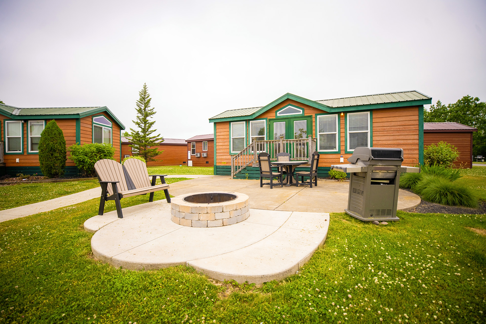 C47 - Deluxe Cabin, 2 Room Near Rec & Pool (Full Bath with Tub & Shower) - Sleeps 6