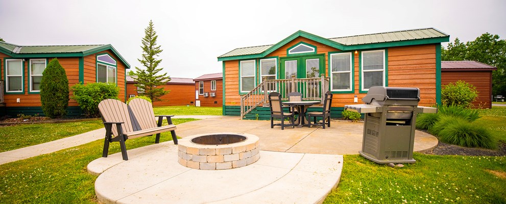 C47 - Deluxe Cabin, 2 Room Near Rec & Pool (Full Bath with Tub & Shower) - Sleeps 6