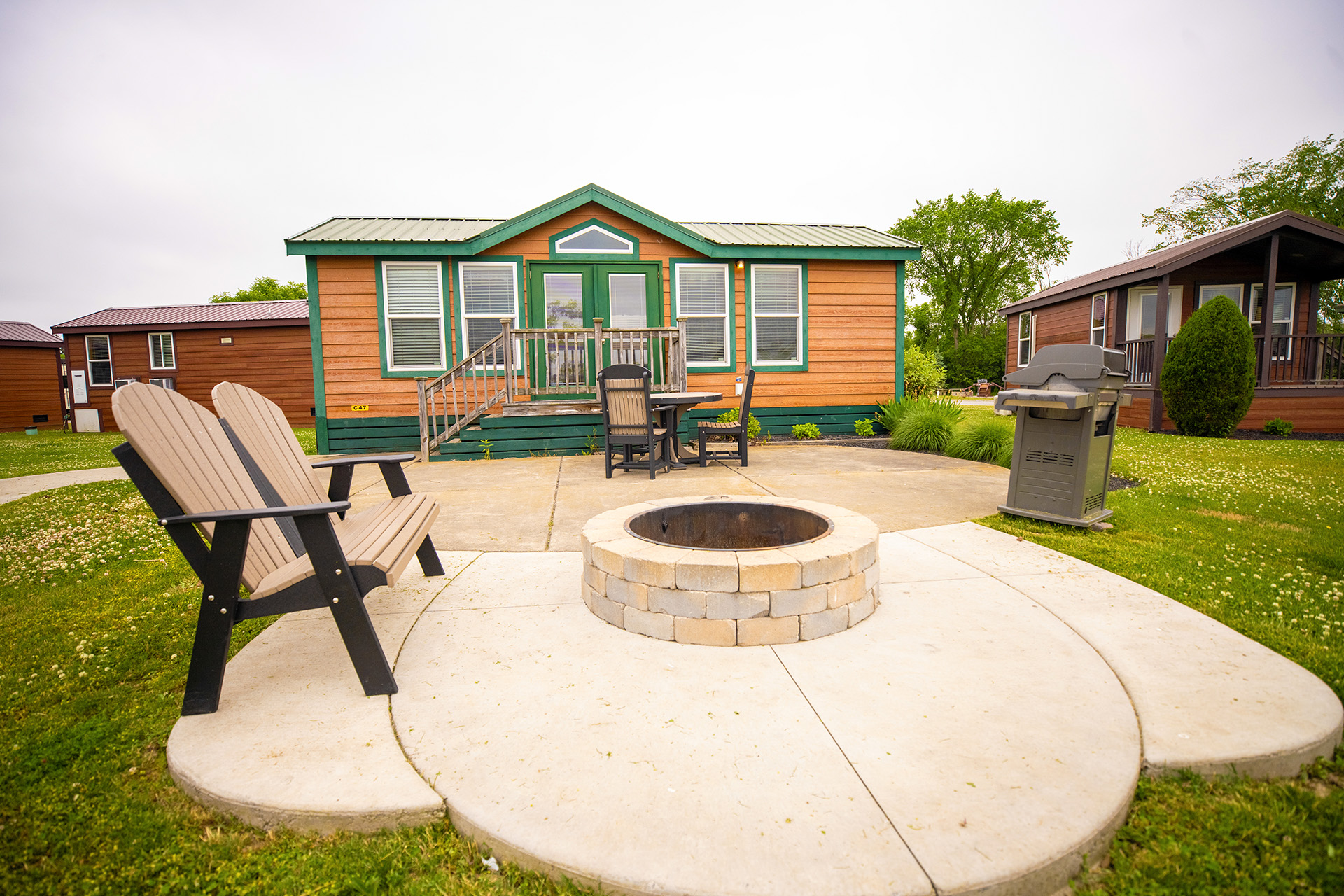 C47 - Deluxe Cabin, 2 Room Near Rec & Pool (Full Bath with Tub & Shower) - Sleeps 6