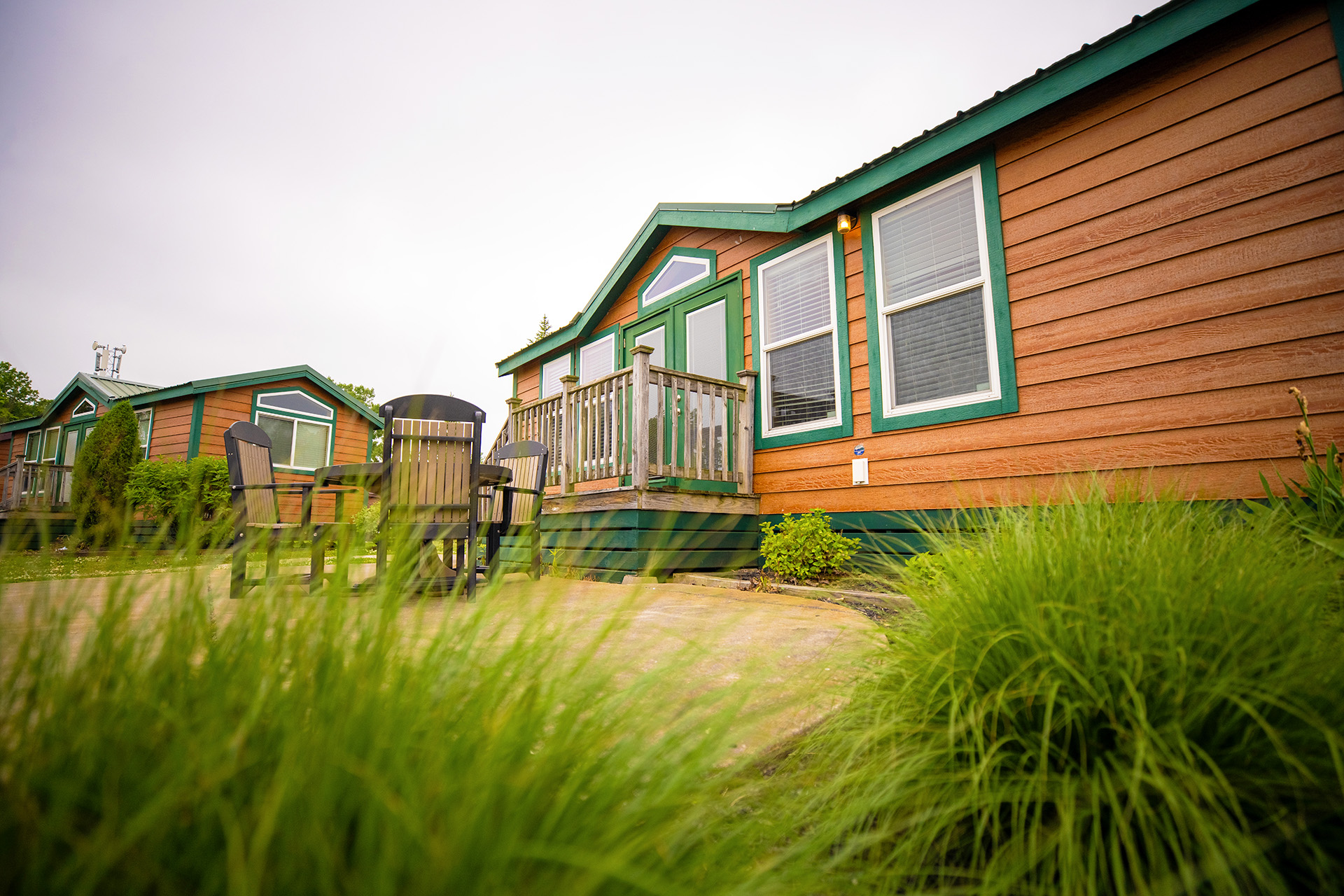 C47 - Deluxe Cabin, 2 Room Near Rec & Pool (Full Bath with Tub & Shower) - Sleeps 6