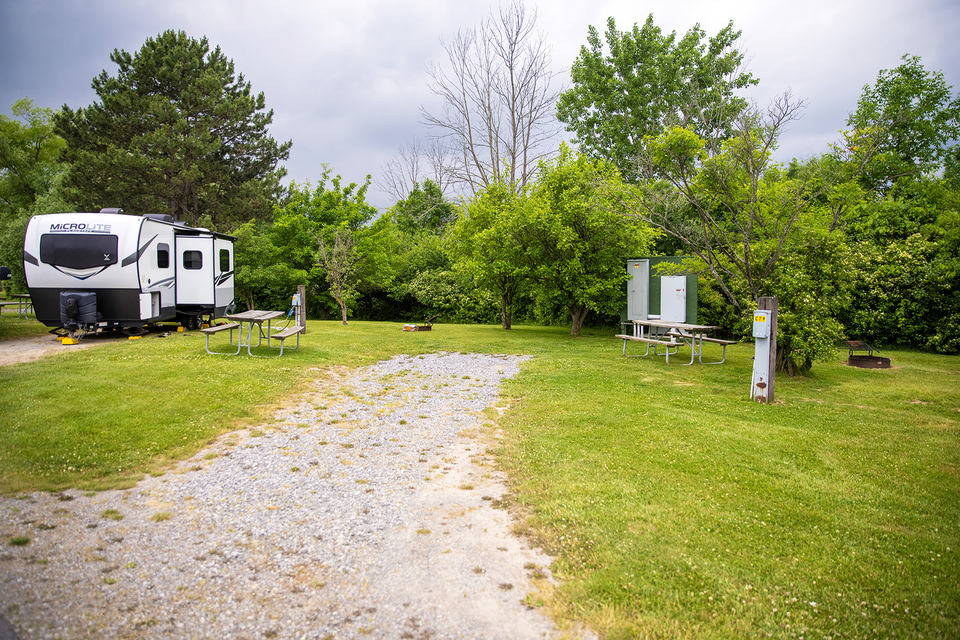 RV - C79, Back-In 30 AMPS FHU, Pond