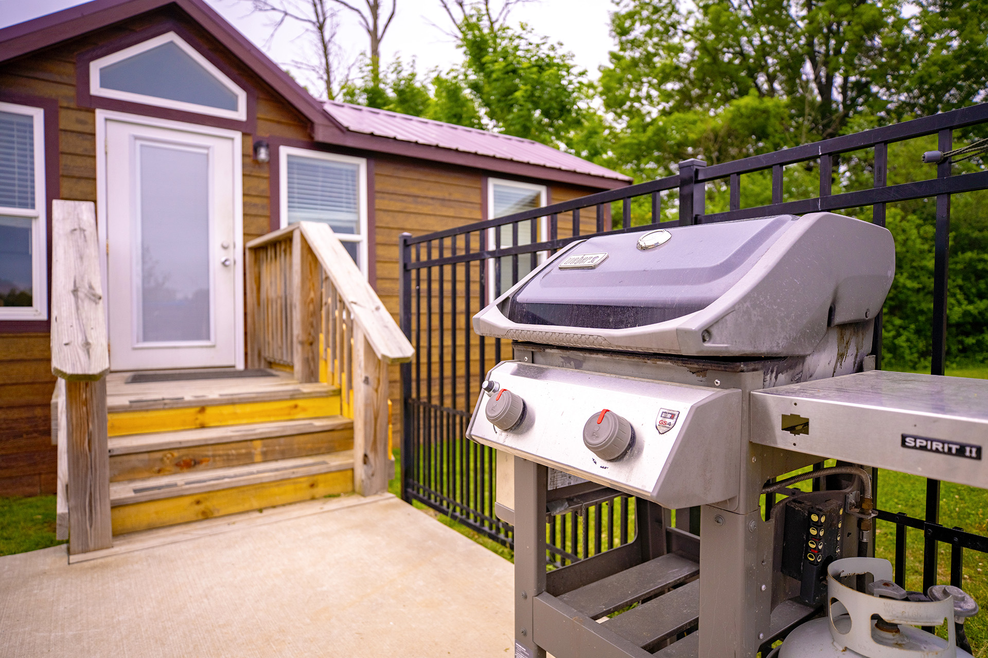 Deluxe Cabin, 2 Room with KOA Paw Pen (Full Bath with Tub & Shower) - Sleeps 8