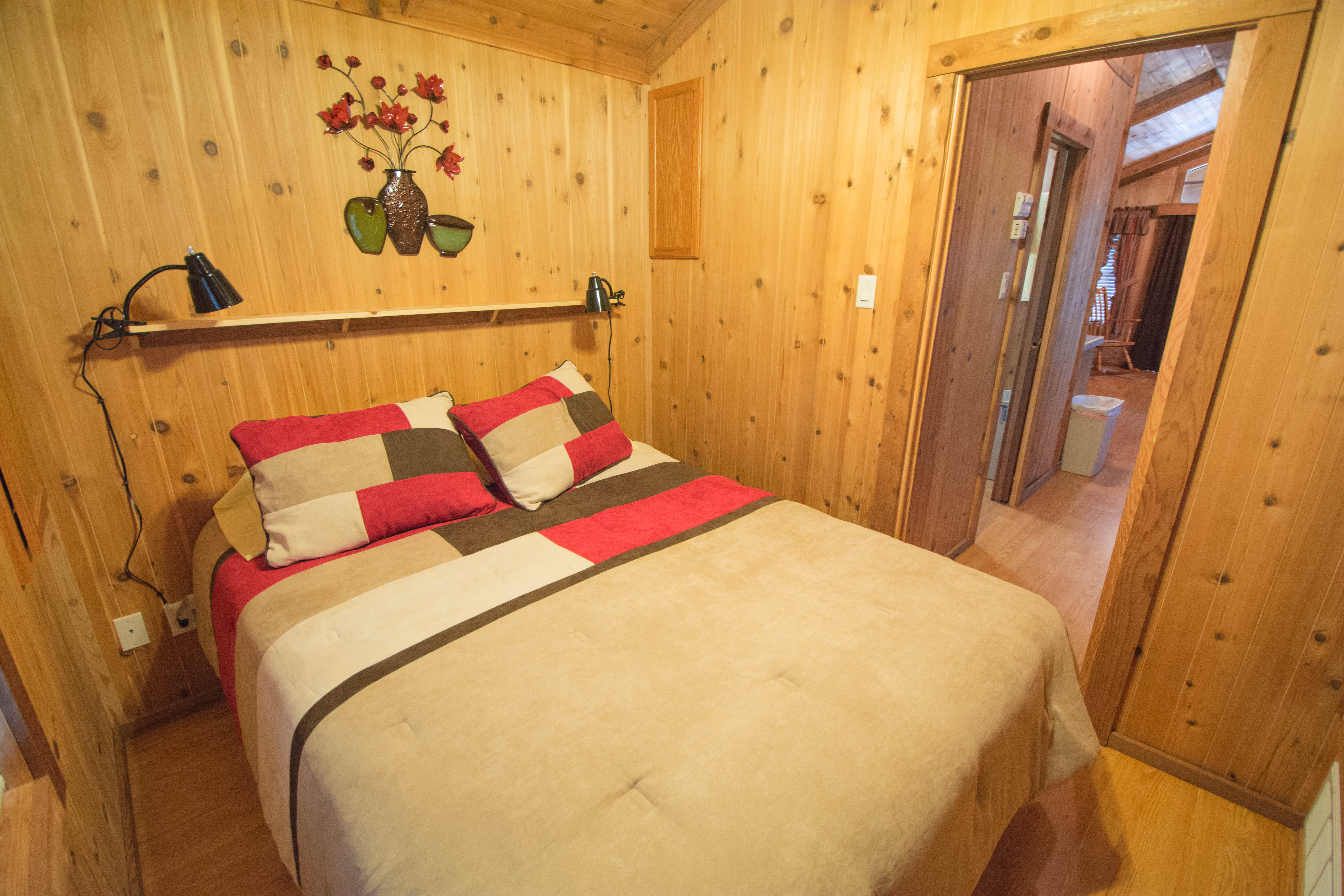 Lodge Bedroom w/ Queen Bed