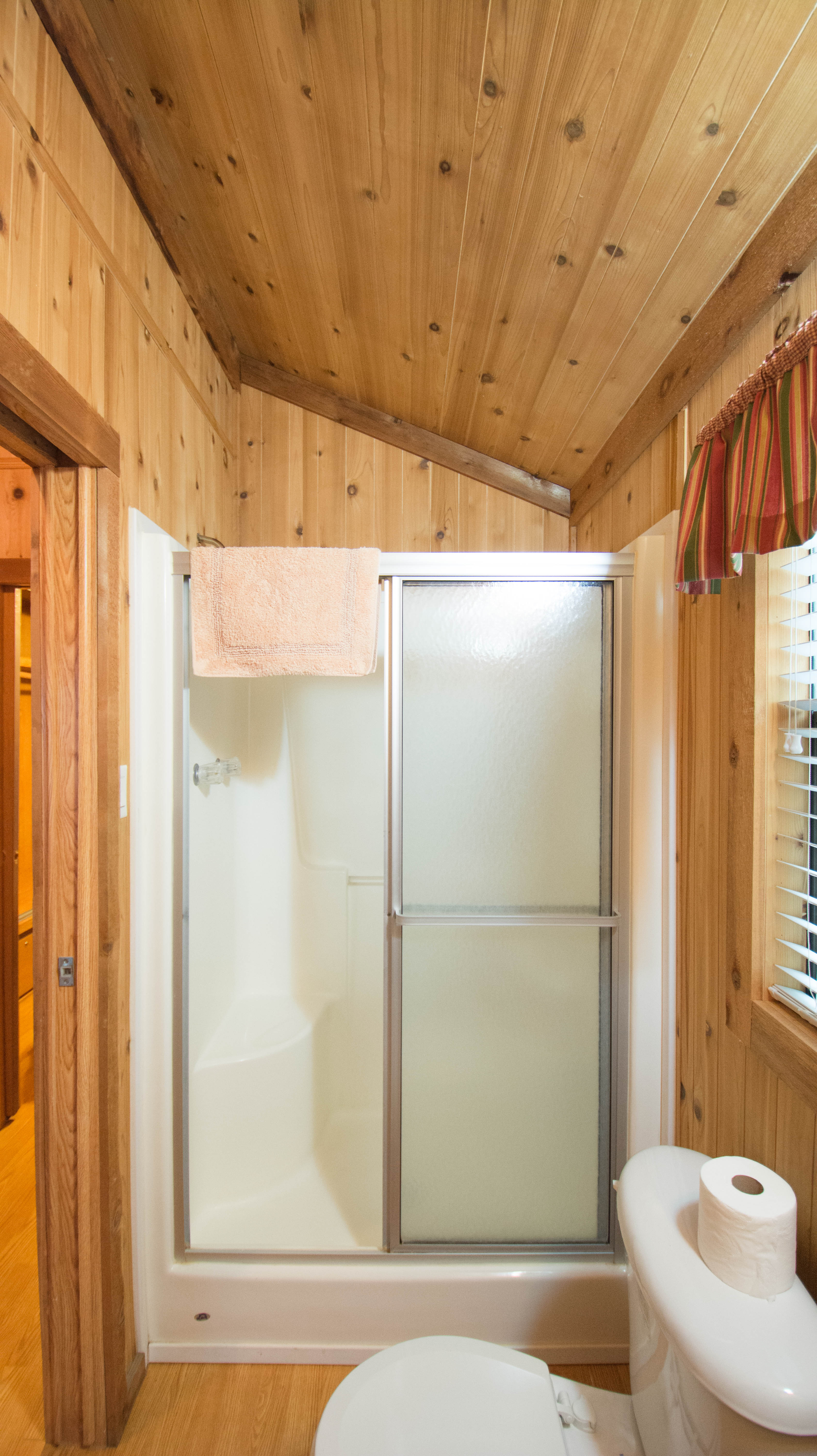 Full Bathroom w/ Shower