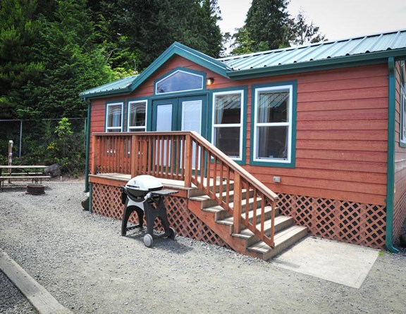This lodge sleeps 6, has 1/2 refrig and microwave and of course a restroom.