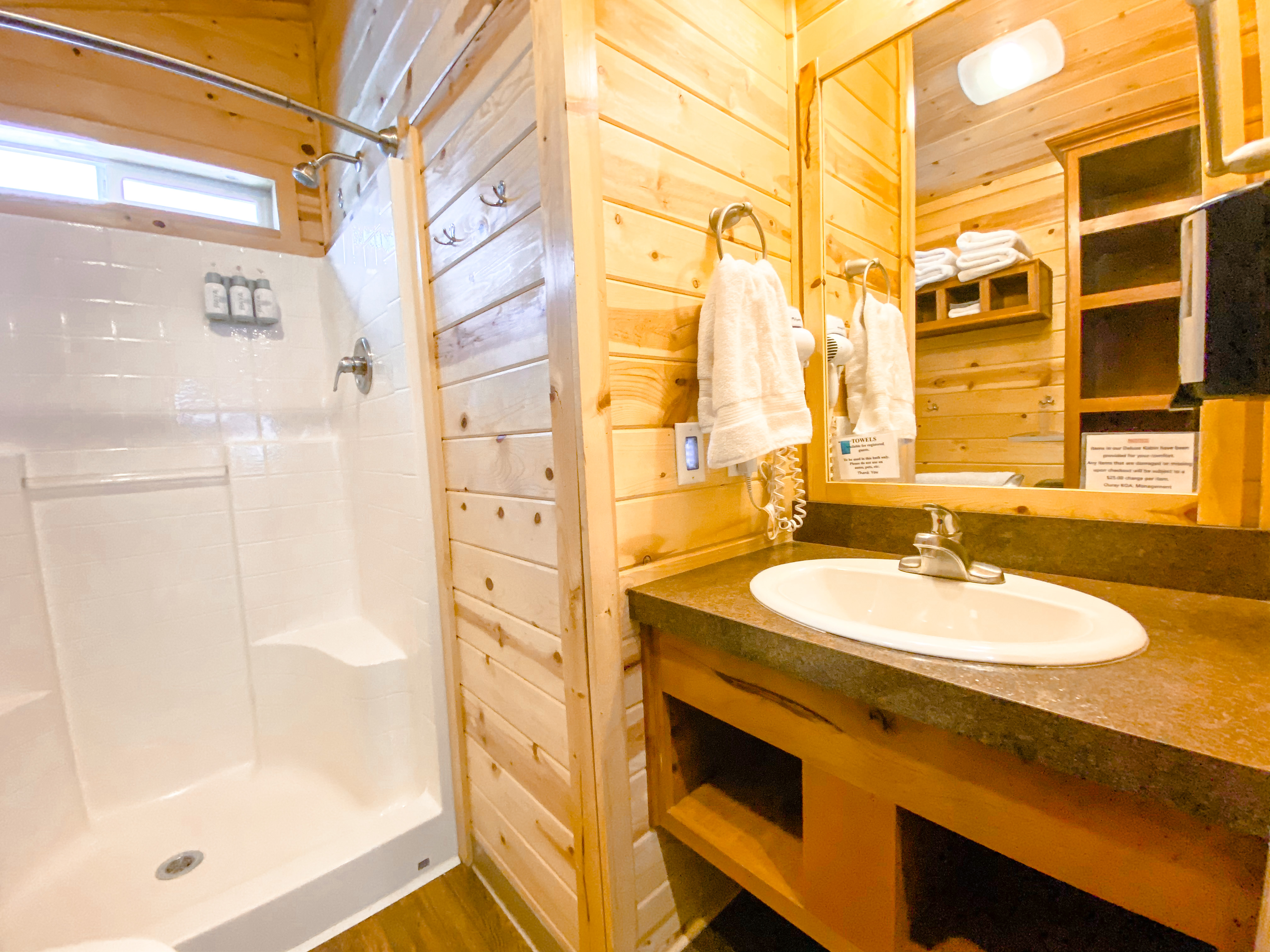 Studio Deluxe Cabin bathroom