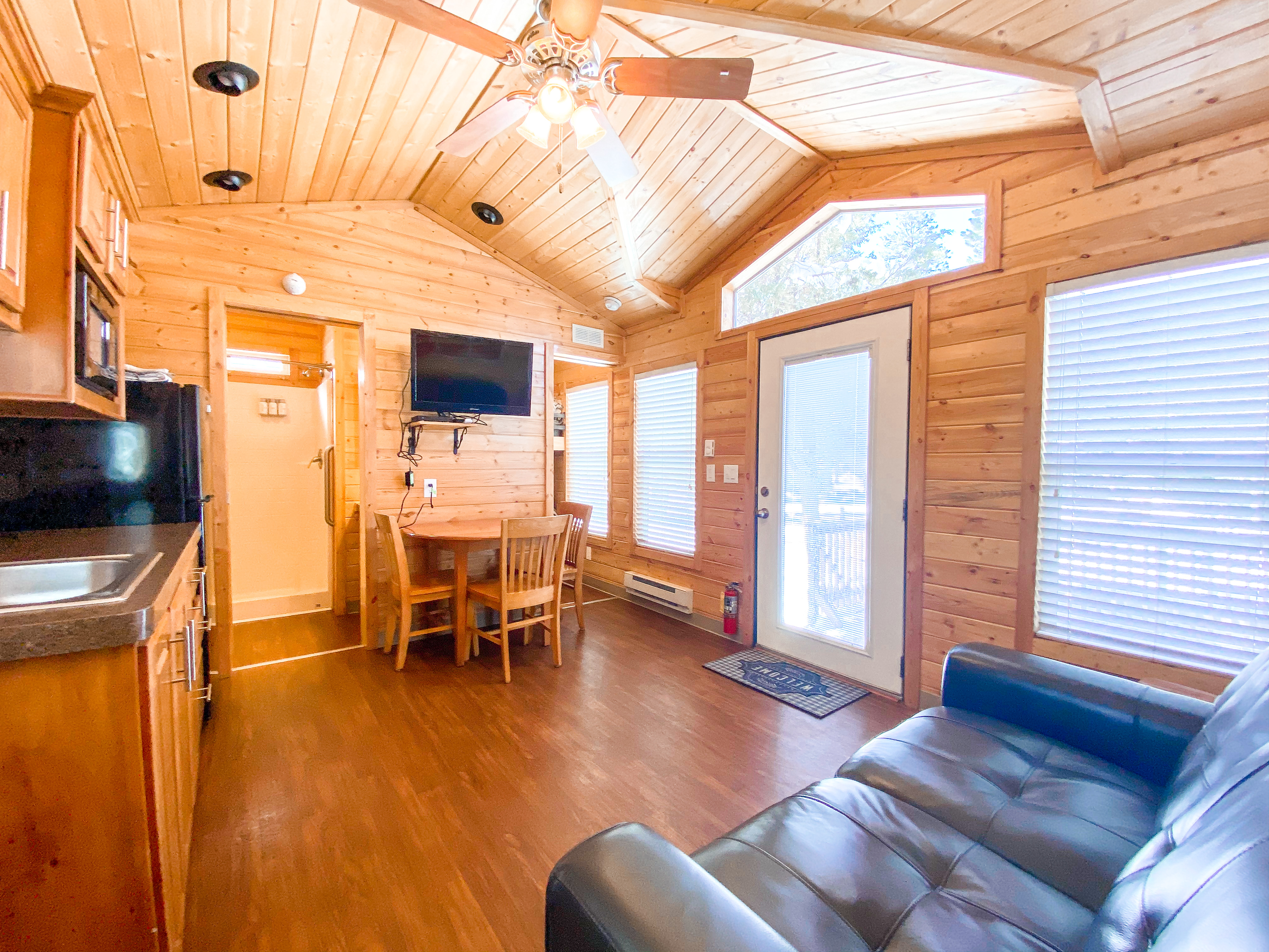 Large Deluxe Cabin 4