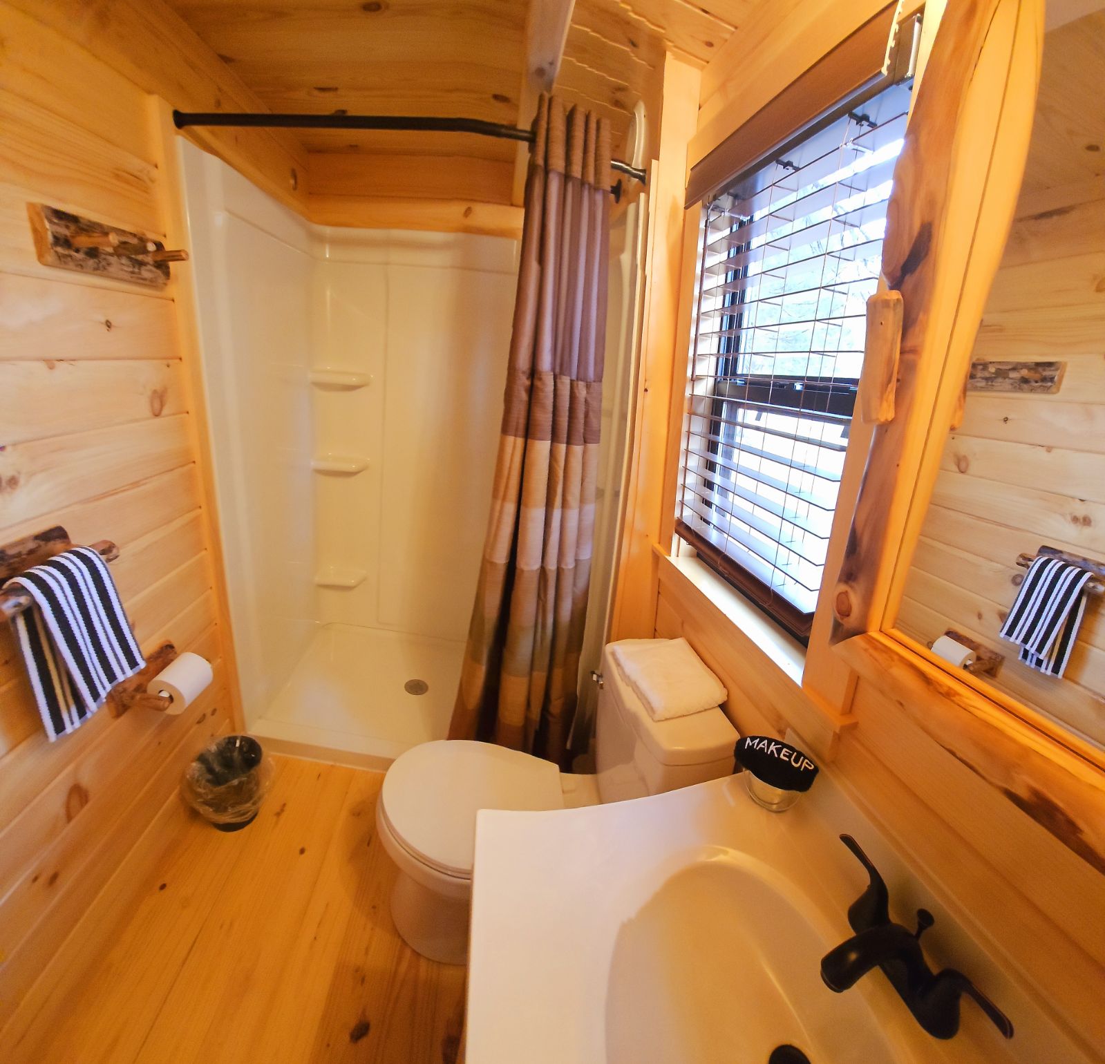 Deluxe LARGE bathroom