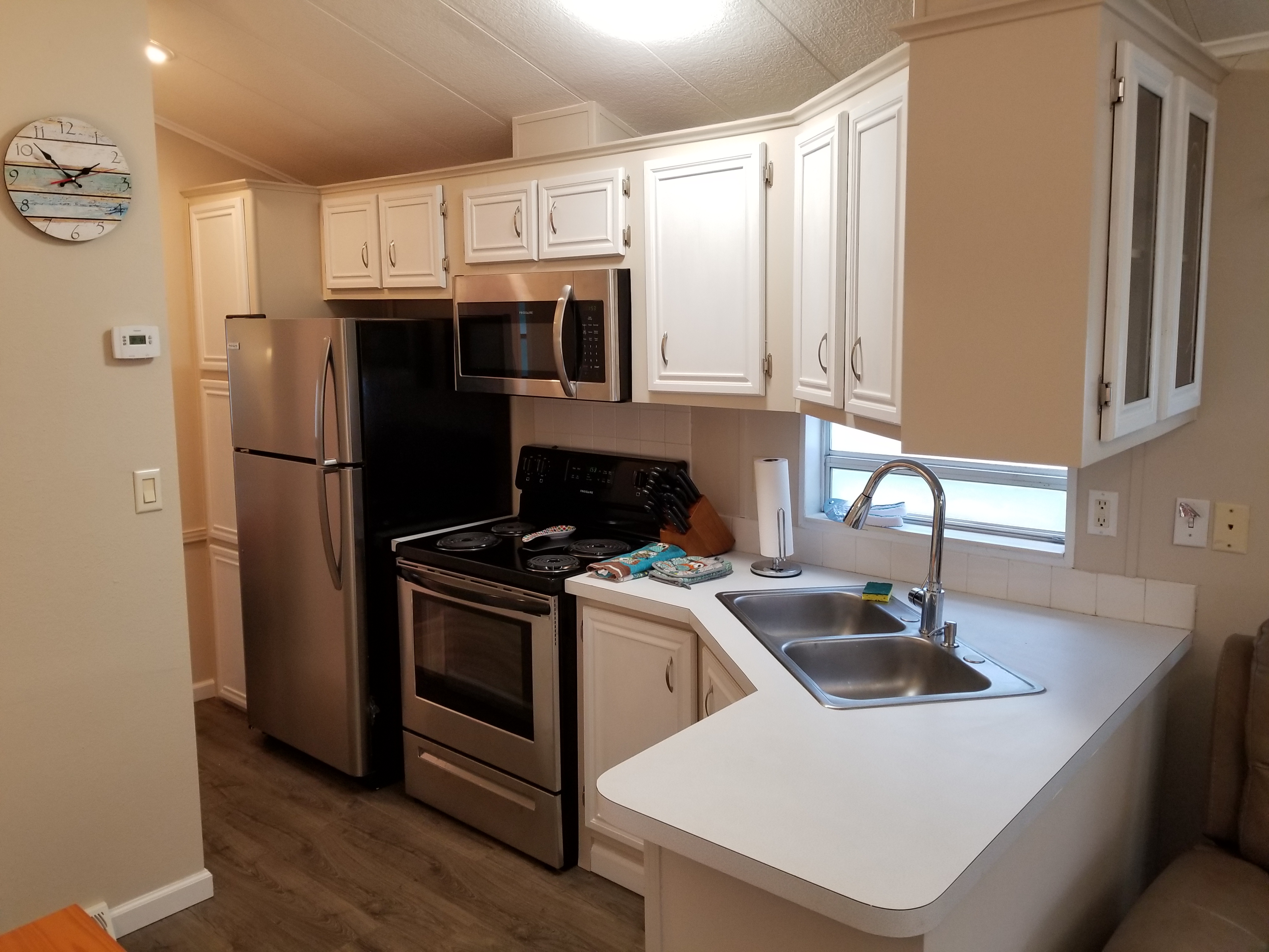Park model deluxe 2 bdrm kitchen