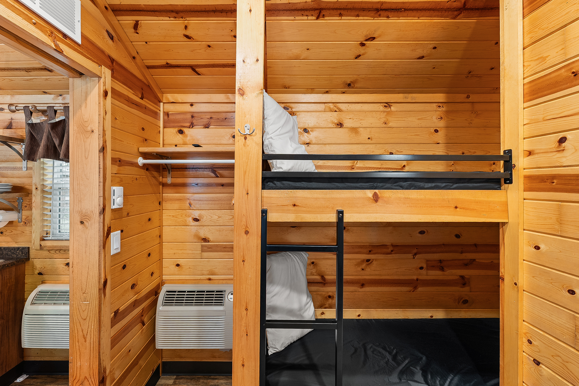 DC307 - Deluxe Cabin, 2 Room (Full Bath & Half Bath) - Sleeps 8