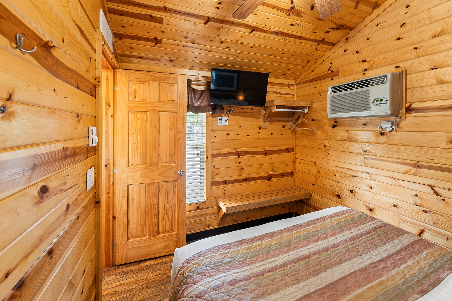 DC307 - Deluxe Cabin, 2 Room (Full Bath & Half Bath) - Sleeps 8
