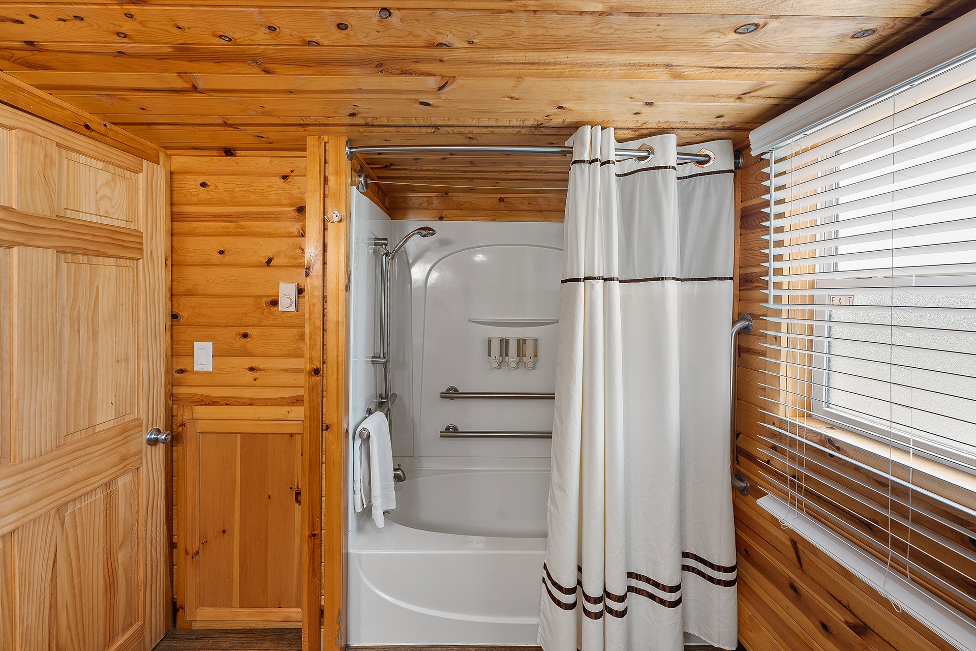 DC301 - Deluxe Cabin, 1 Room (Full Bath with Shower) - Sleeps 6