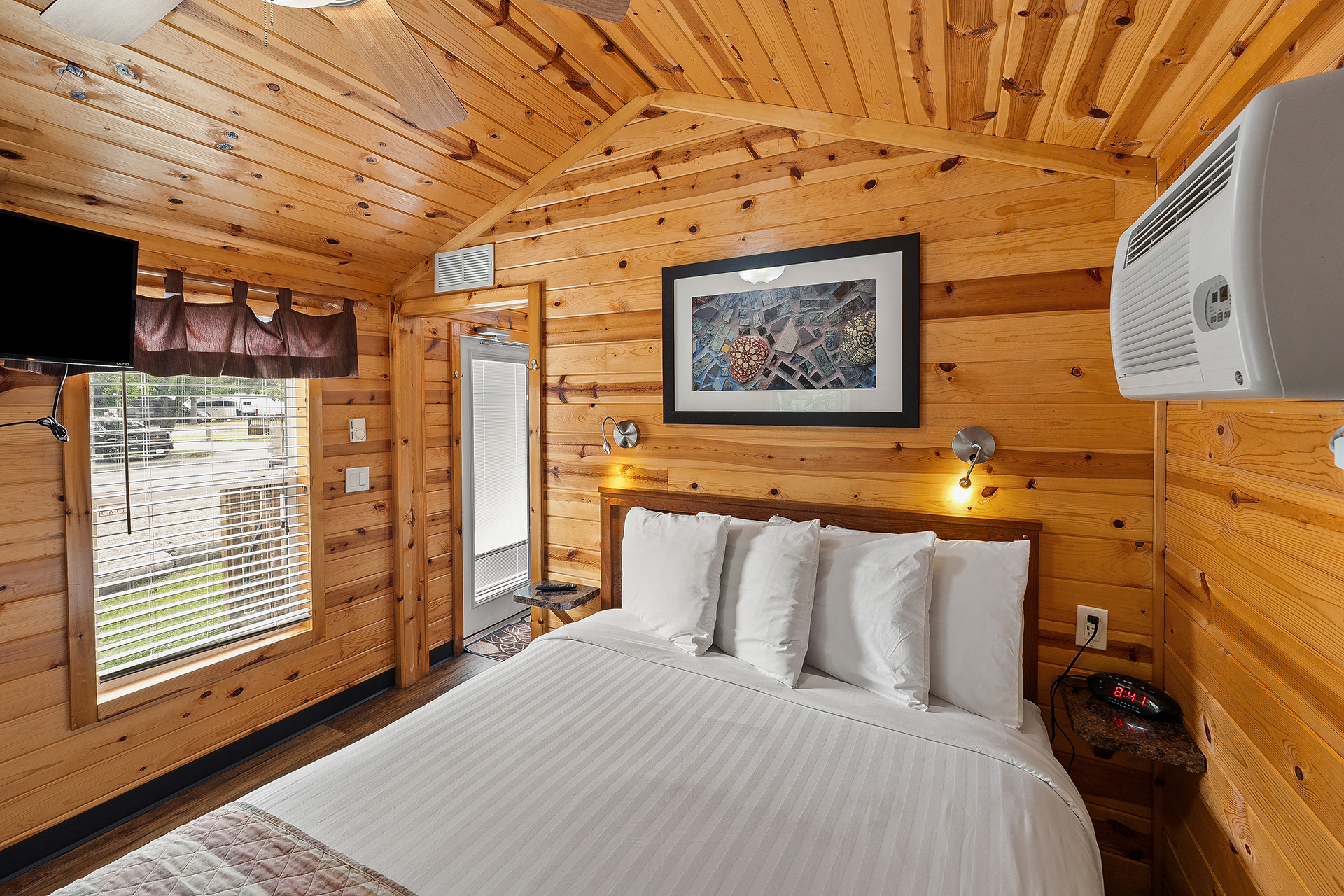 DC301 - Deluxe Cabin, 1 Room (Full Bath with Shower) - Sleeps 6