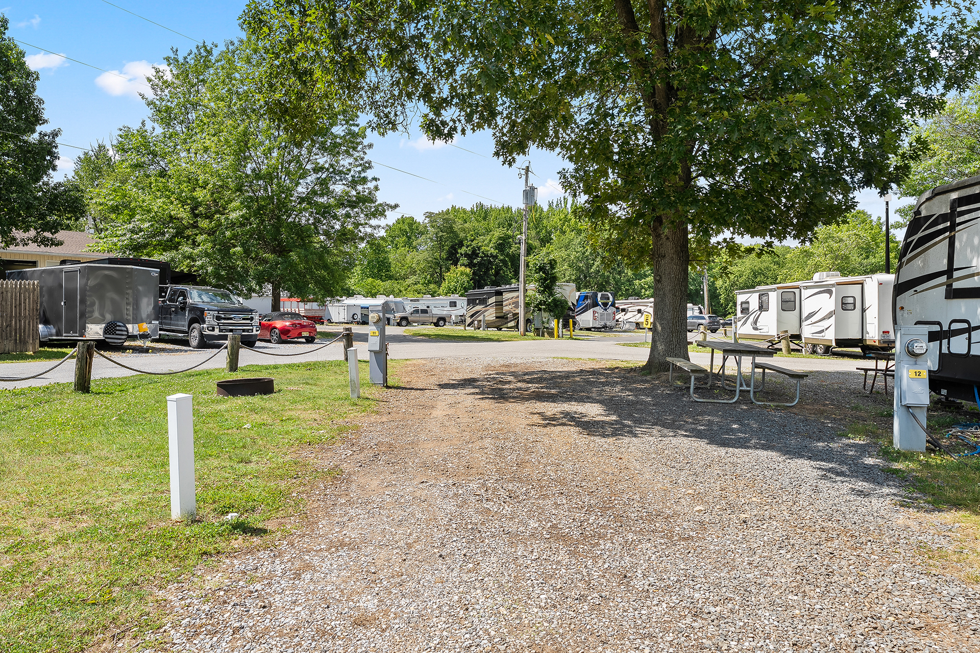 RV 11, Pull-Thru 50/30 AMPS FHU, Front of Park