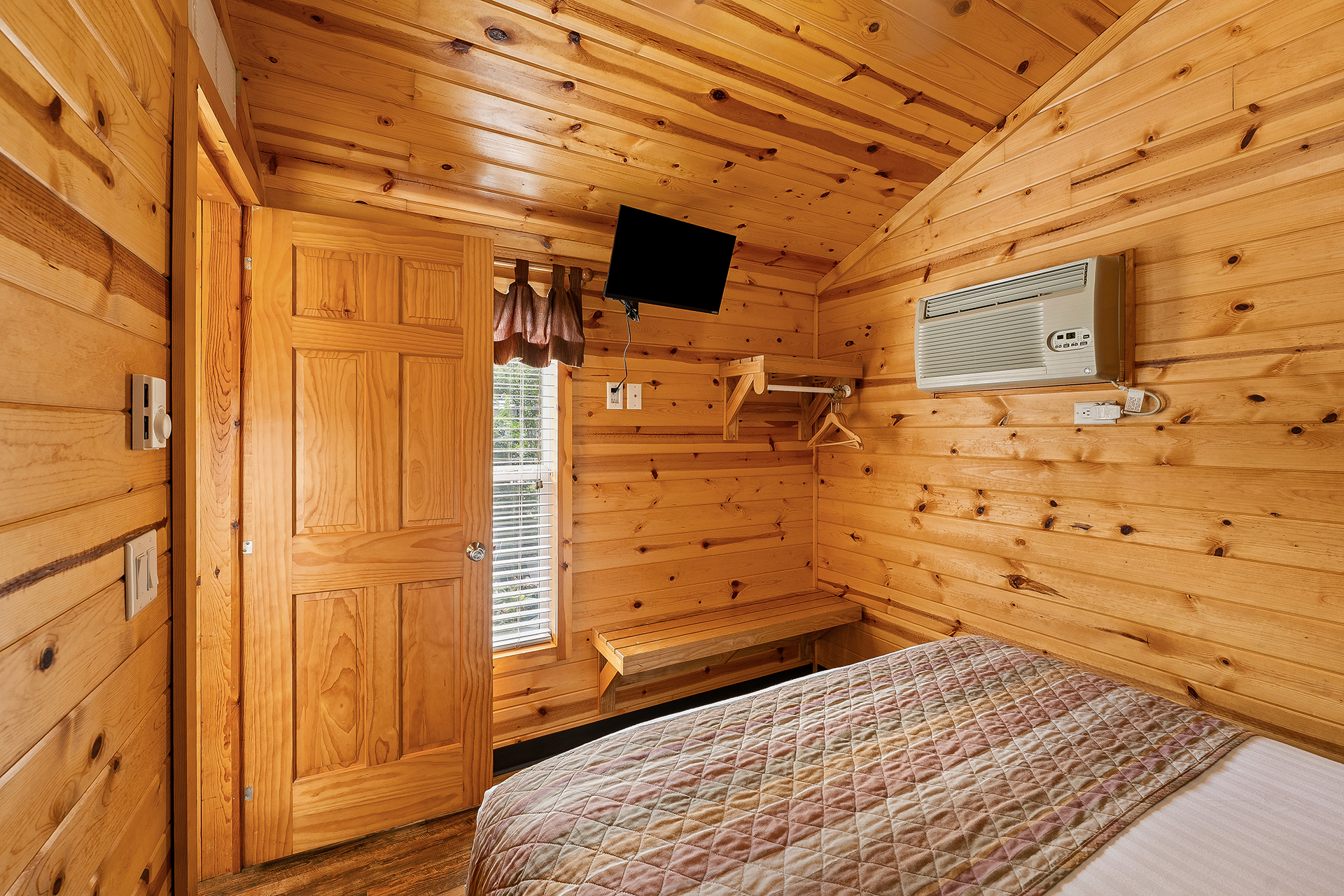 DC303 - Deluxe Cabin, 2 Room (Full Bath & Half Bath) - Sleeps 6